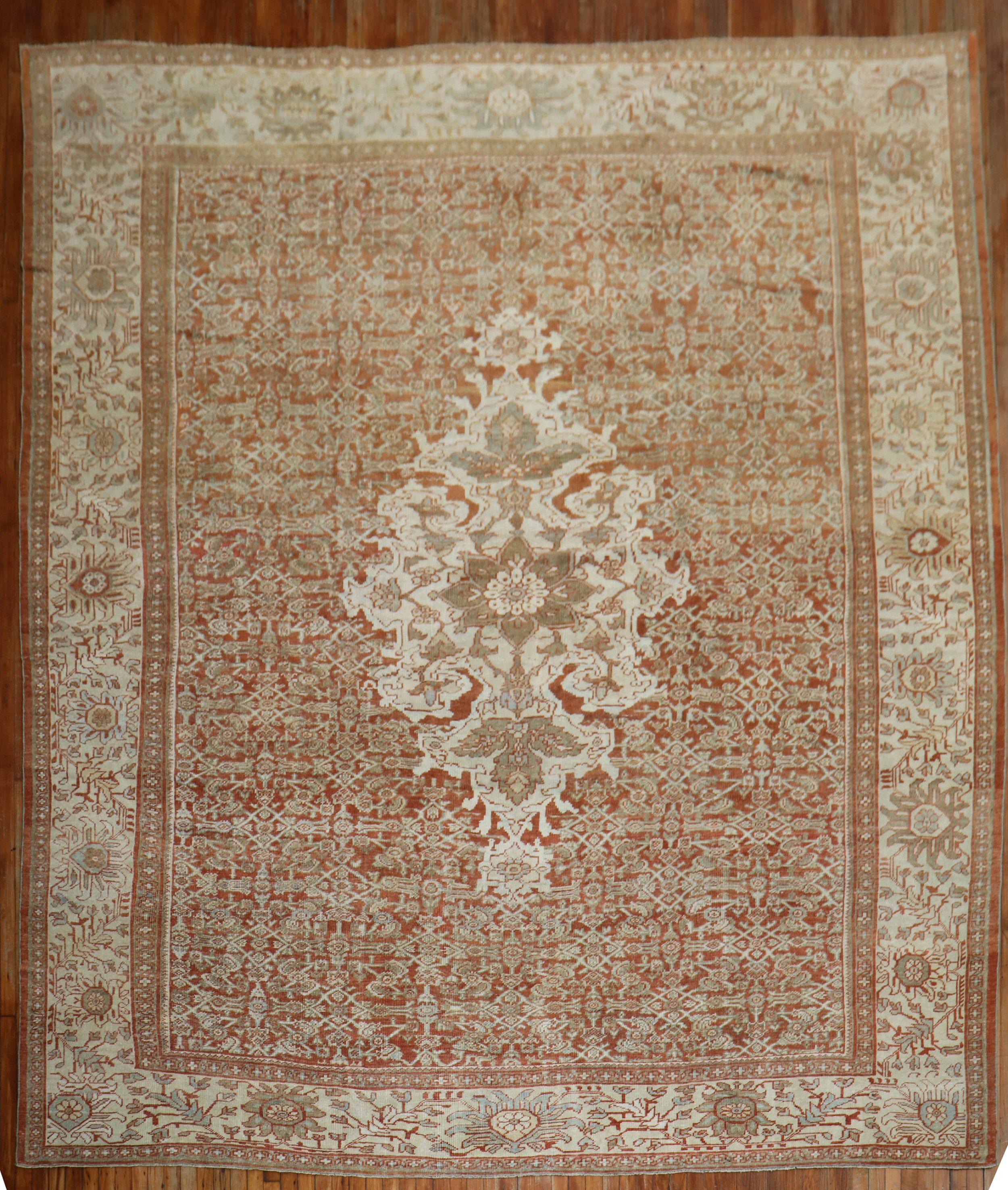 Ein antiker persischer Mahal Sultanabad quadratischer dekorativer Teppich in Zimmergröße aus dem 1. Quartal des 20.

Maße: 11'2
