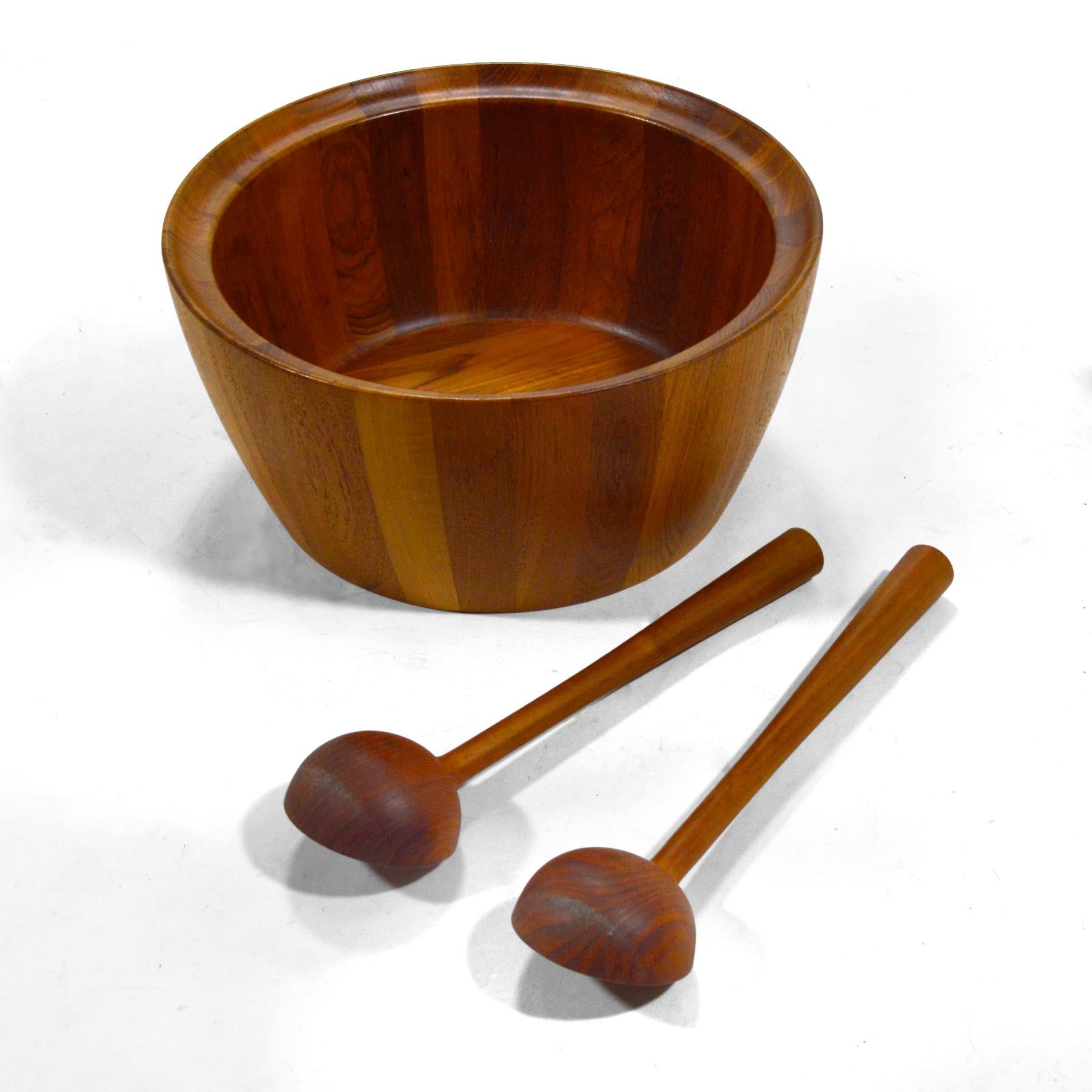 Oversize Staved Teak Bowl and Servers by Richard Nissen In Good Condition For Sale In Highland, IN