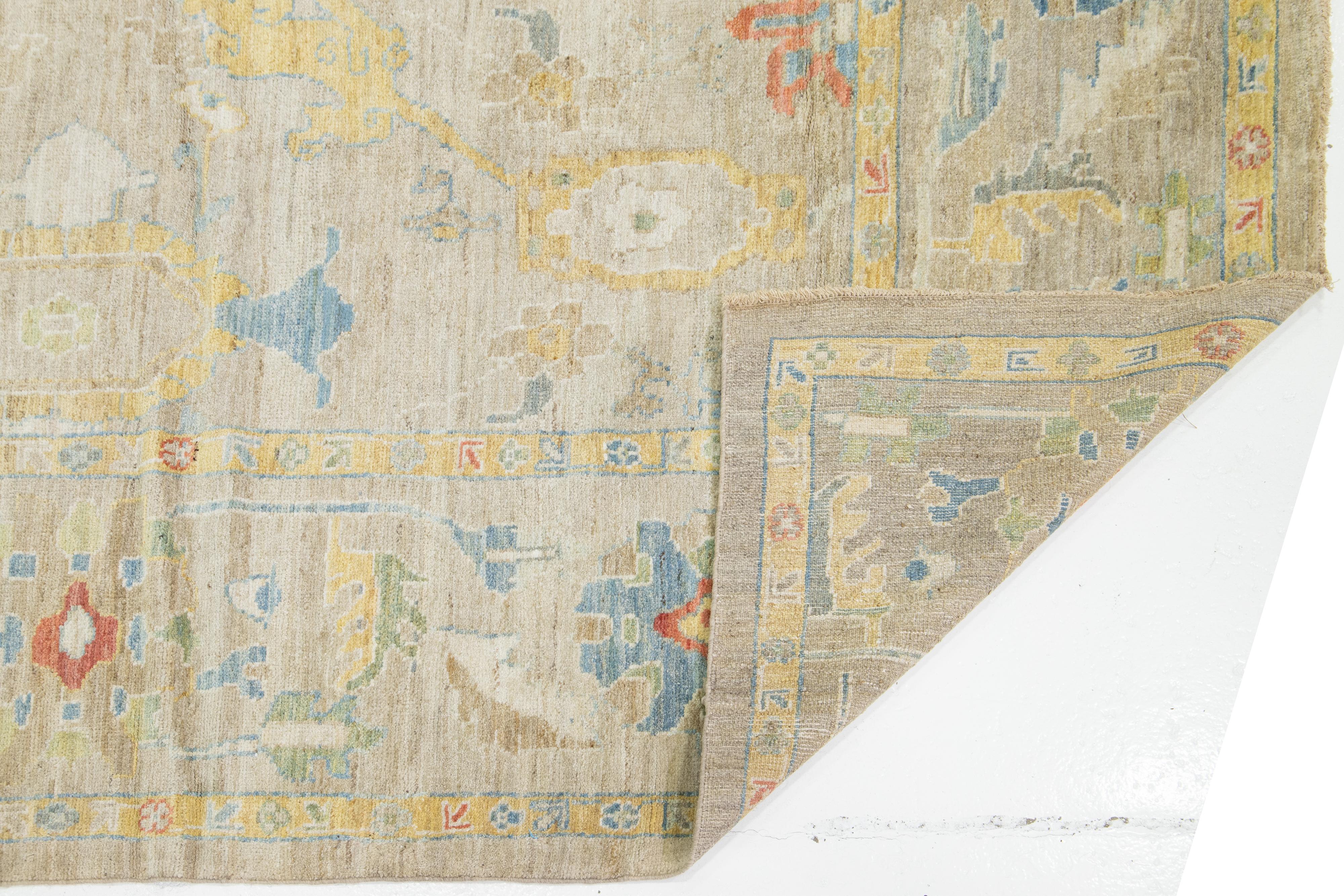 Tapis surdimensionné en laine Sultanabad fait à la main avec motif floral sur toute sa surface en vente 1