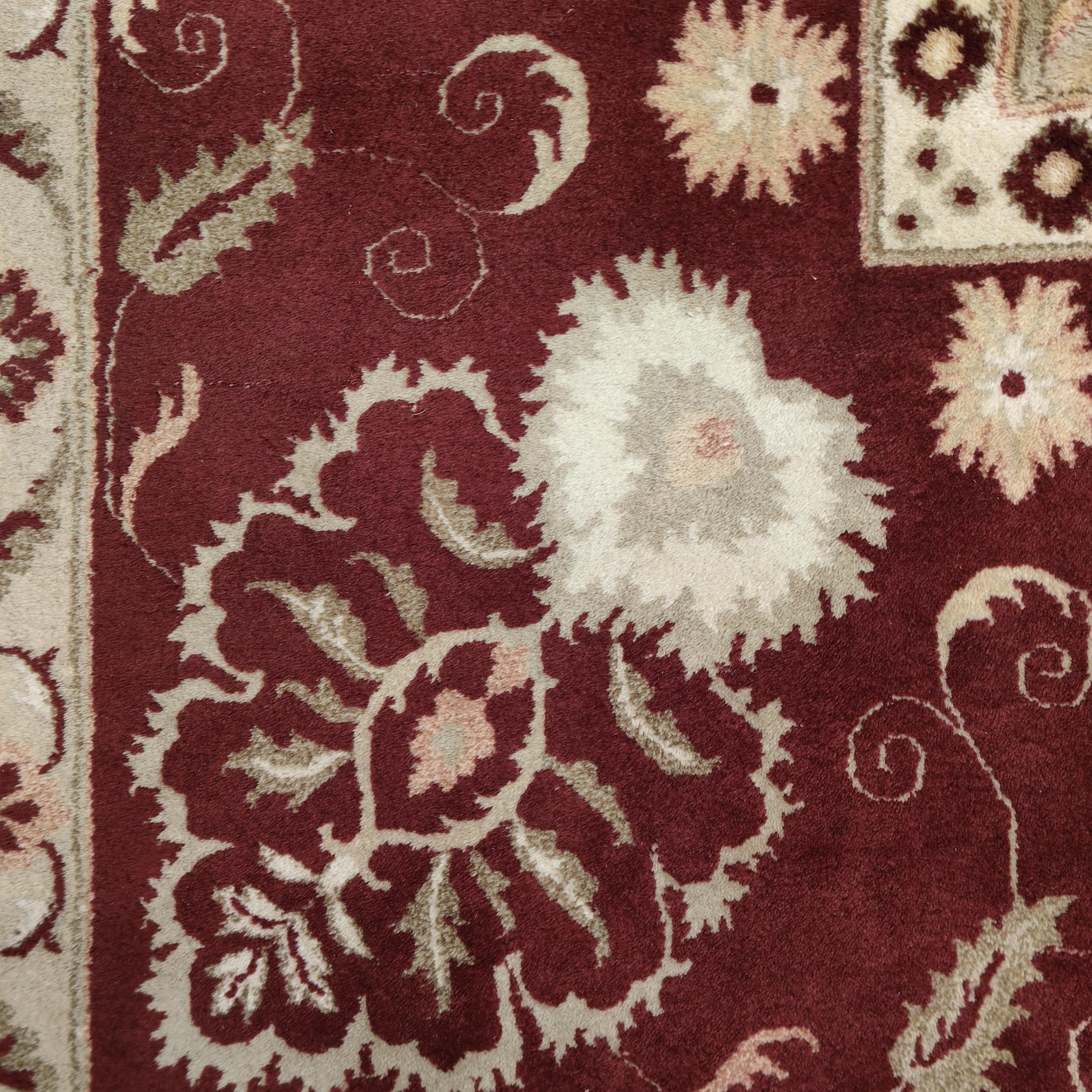 Agra-Teppiche zählen seit jeher zu den raffiniertesten Dekorationsteppichen. Sie wurden vom britischen Adel während der Kolonialzeit in Auftrag gegeben, um ihre Schlösser und Paläste zu schmücken. Dieses fein geknüpfte Exemplar zeichnet sich durch