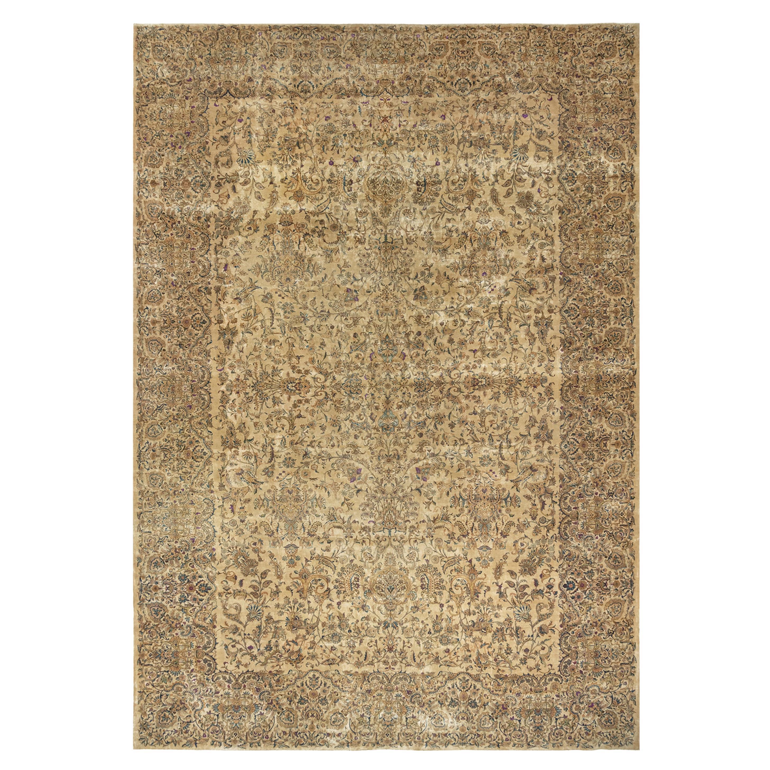 Alfombra Persa Kirman Sobredimensionada Vintage Circa 1920 Beige, 13'8 x 19'5 en venta
