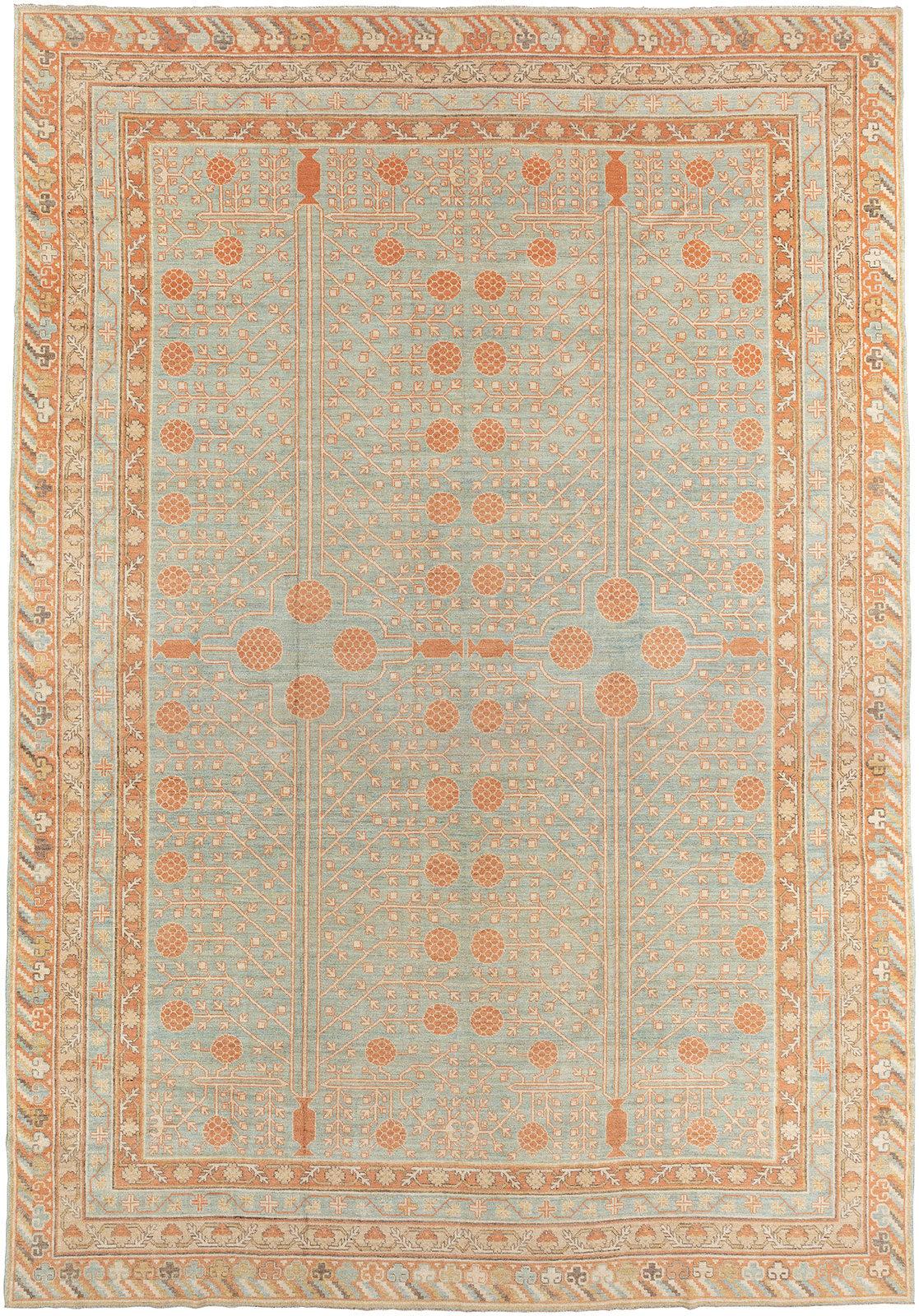 Vintage-inspirierter Khotan-Teppich des 21. Jahrhunderts mit Granatapfel-Motiv als Allover

11'11'' x 17'

 Khotan-Teppiche haben in der Regel ein langes und relativ schmales Format mit schlichten, geräumigen Mustern, die sich hervorragend für
