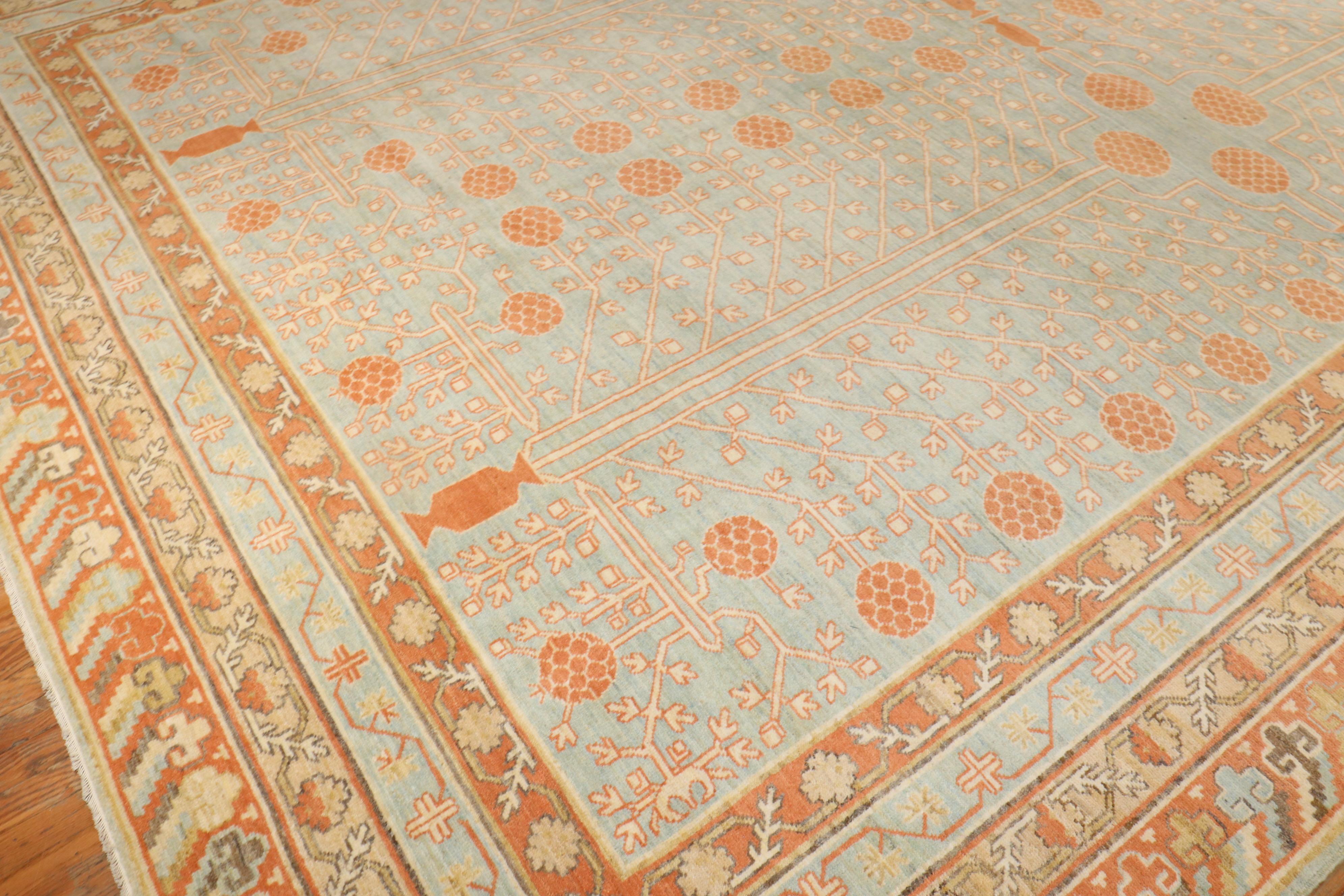 Übergroßer Vintage-inspirierter Khotan-Teppich (Chinoiserie) im Angebot