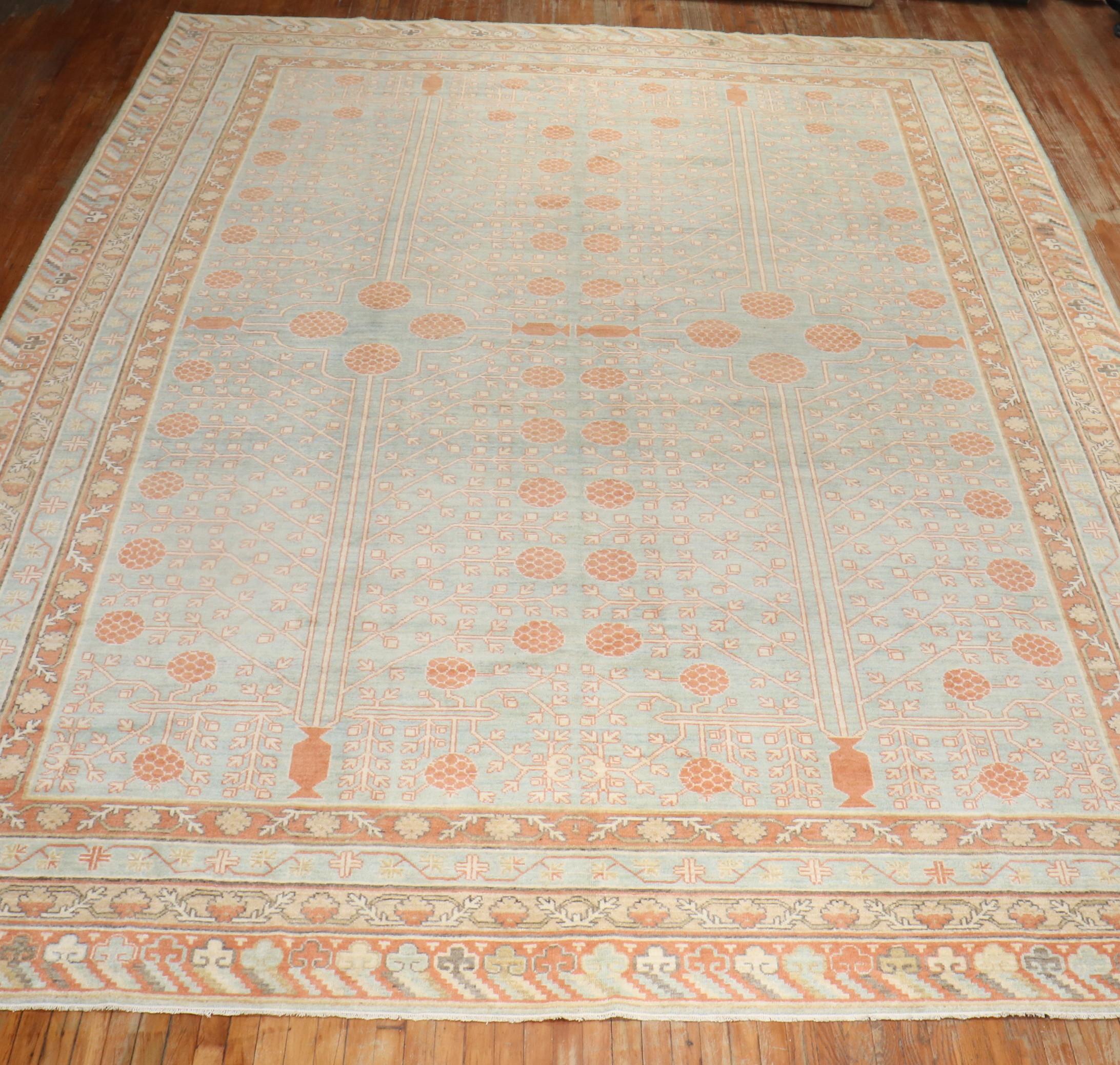 Übergroßer Vintage-inspirierter Khotan-Teppich (Turkestan) im Angebot
