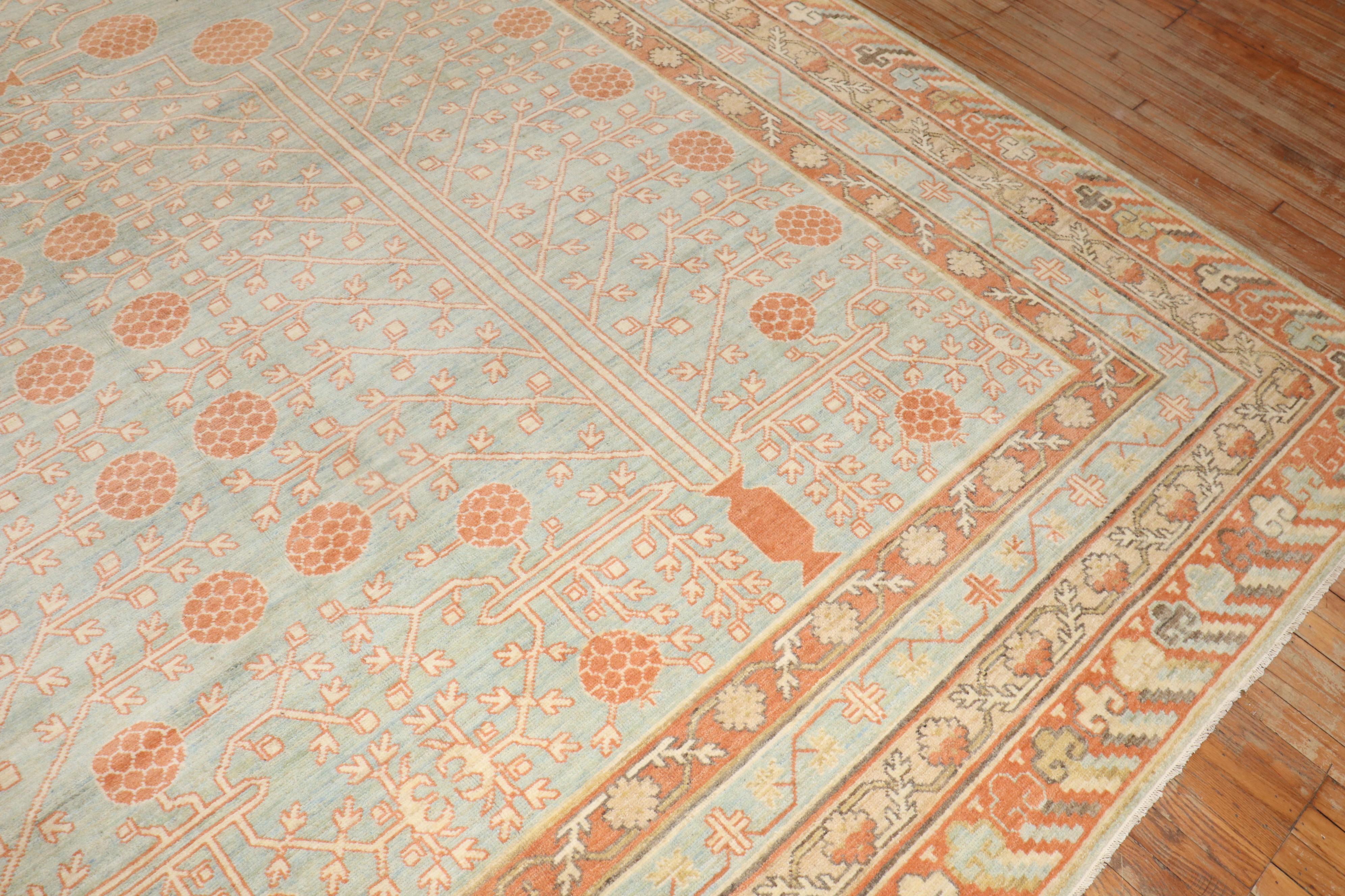 Übergroßer Vintage-inspirierter Khotan-Teppich im Zustand „Gut“ im Angebot in New York, NY