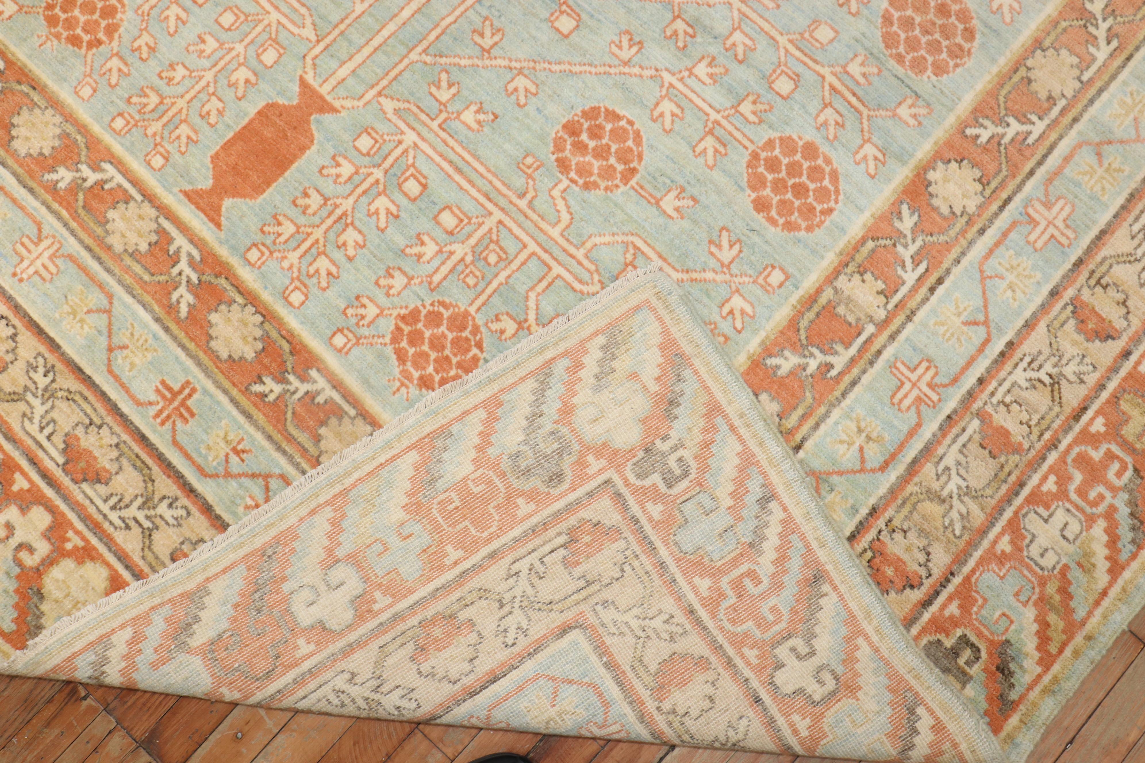Übergroßer Vintage-inspirierter Khotan-Teppich (21. Jahrhundert und zeitgenössisch) im Angebot