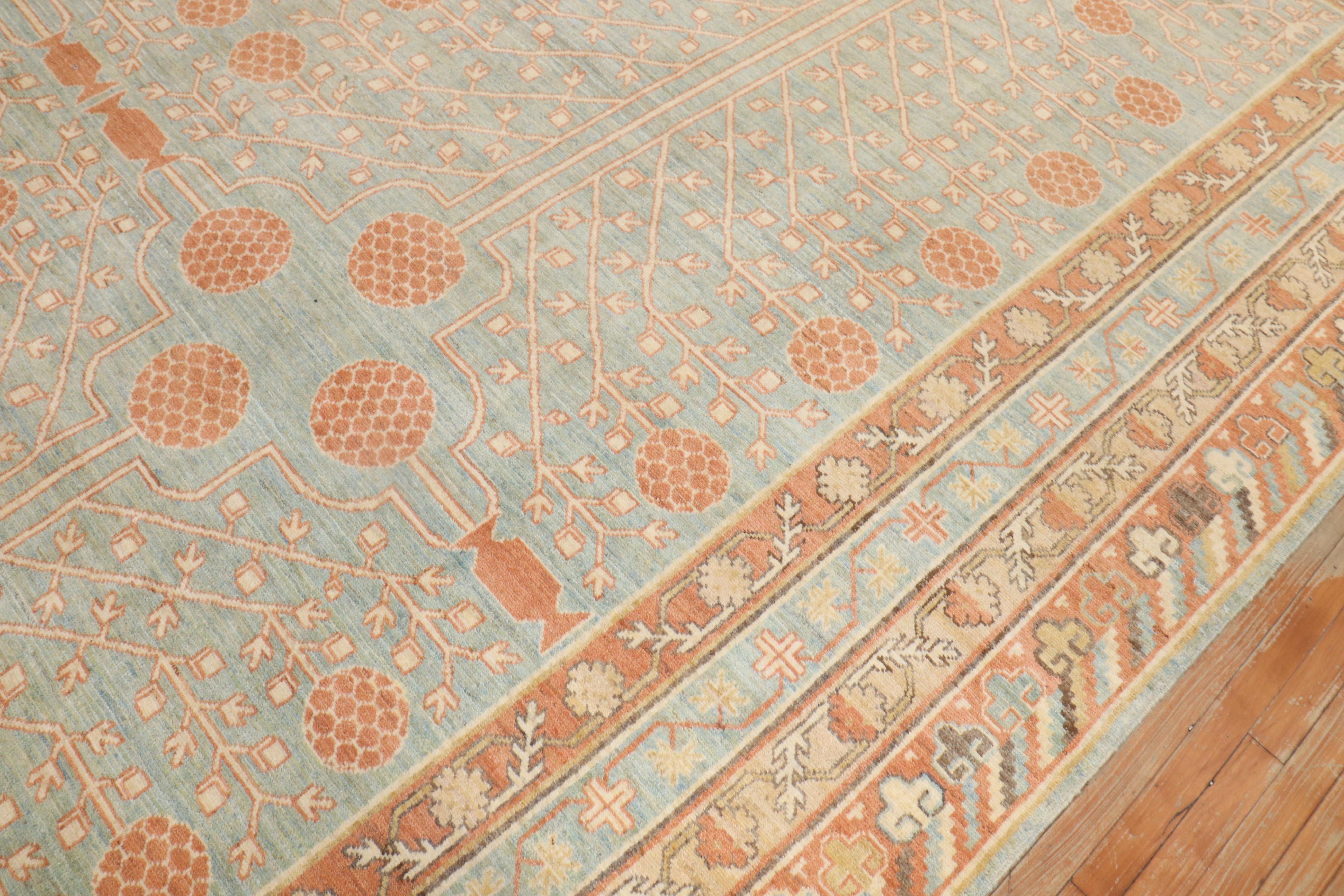 Übergroßer Vintage-inspirierter Khotan-Teppich (Wolle) im Angebot