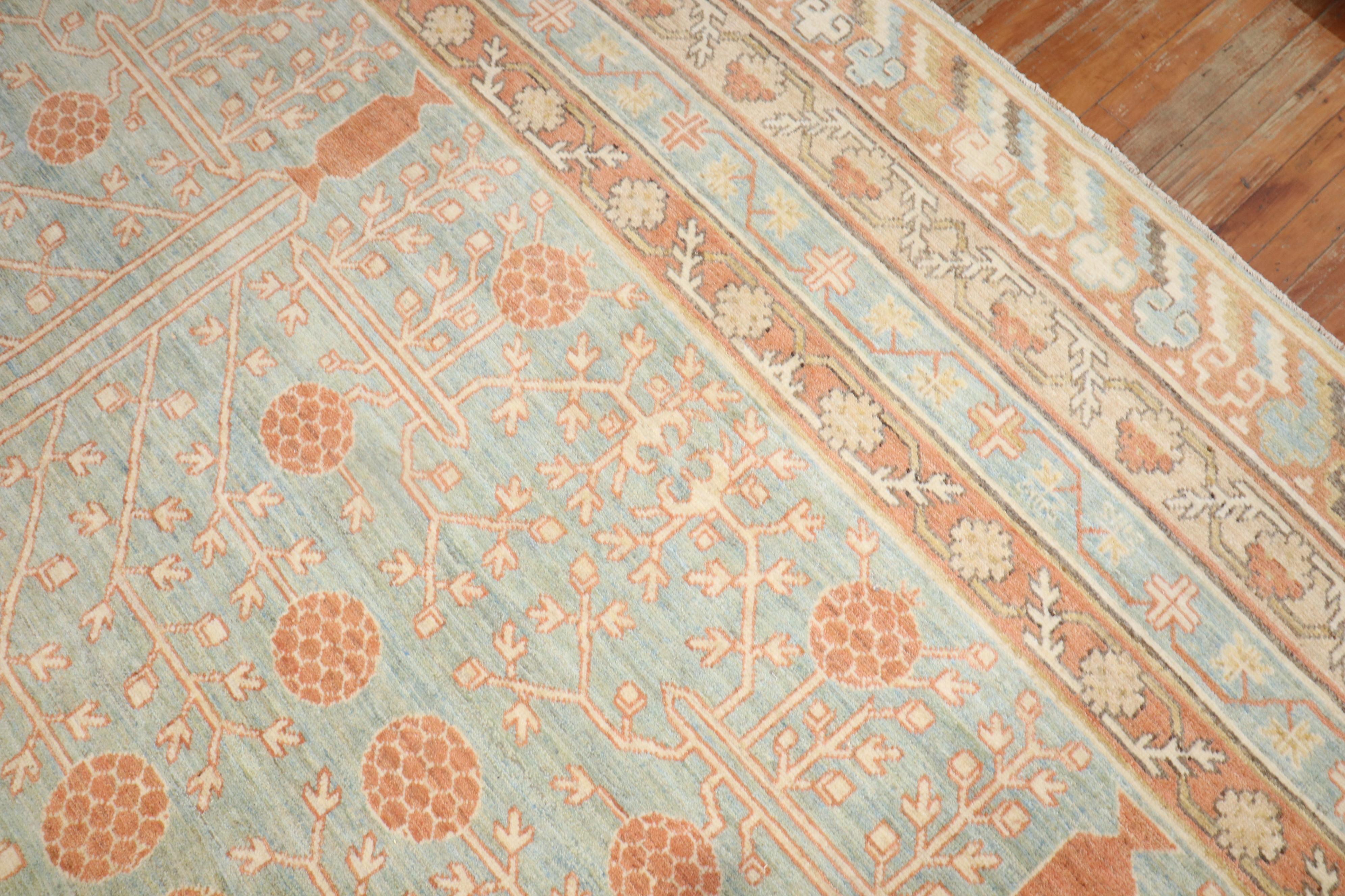 Übergroßer Vintage-inspirierter Khotan-Teppich im Angebot 1