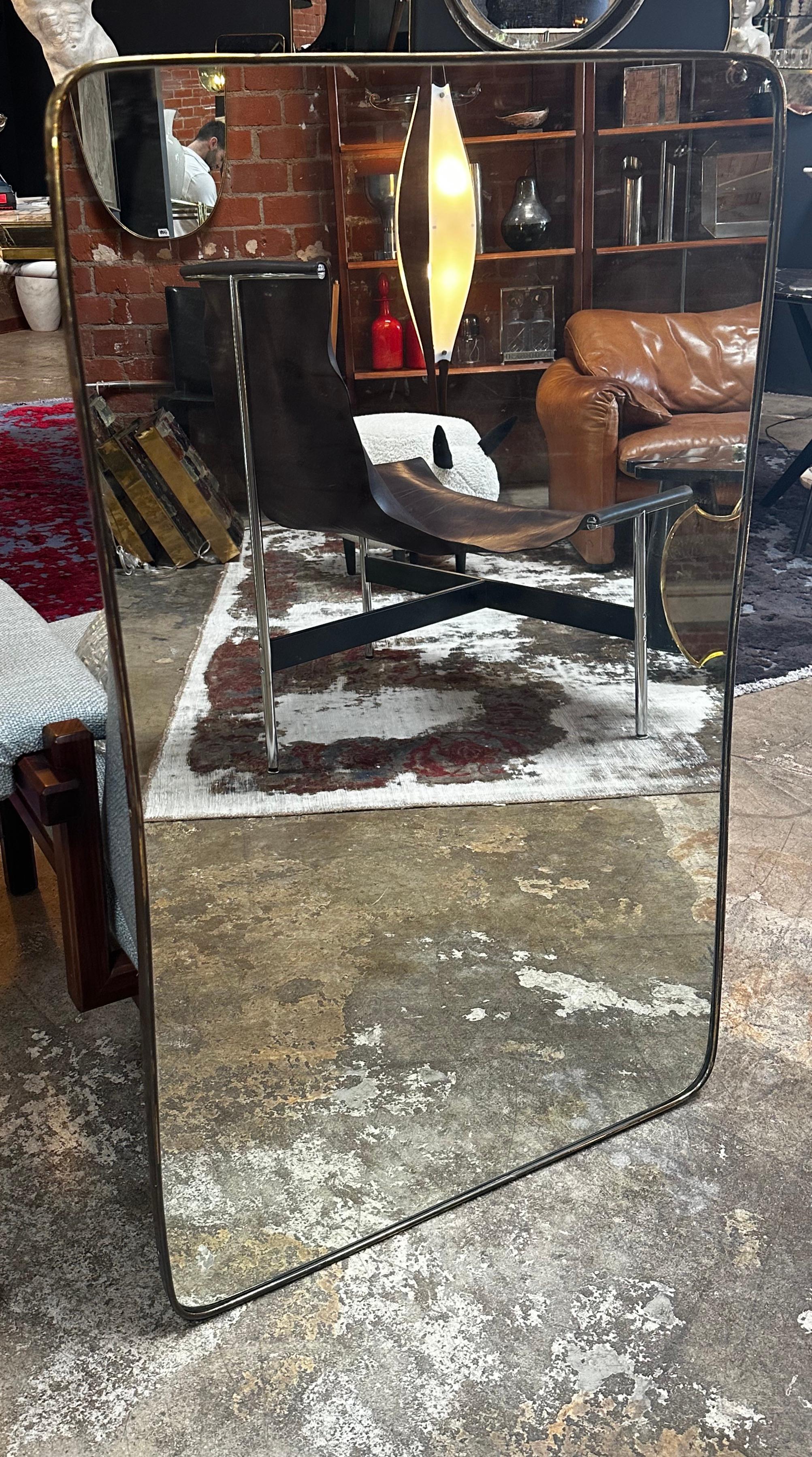 Magnifique miroir italien surdimensionné avec un cadre en laiton et une patine d'origine.
