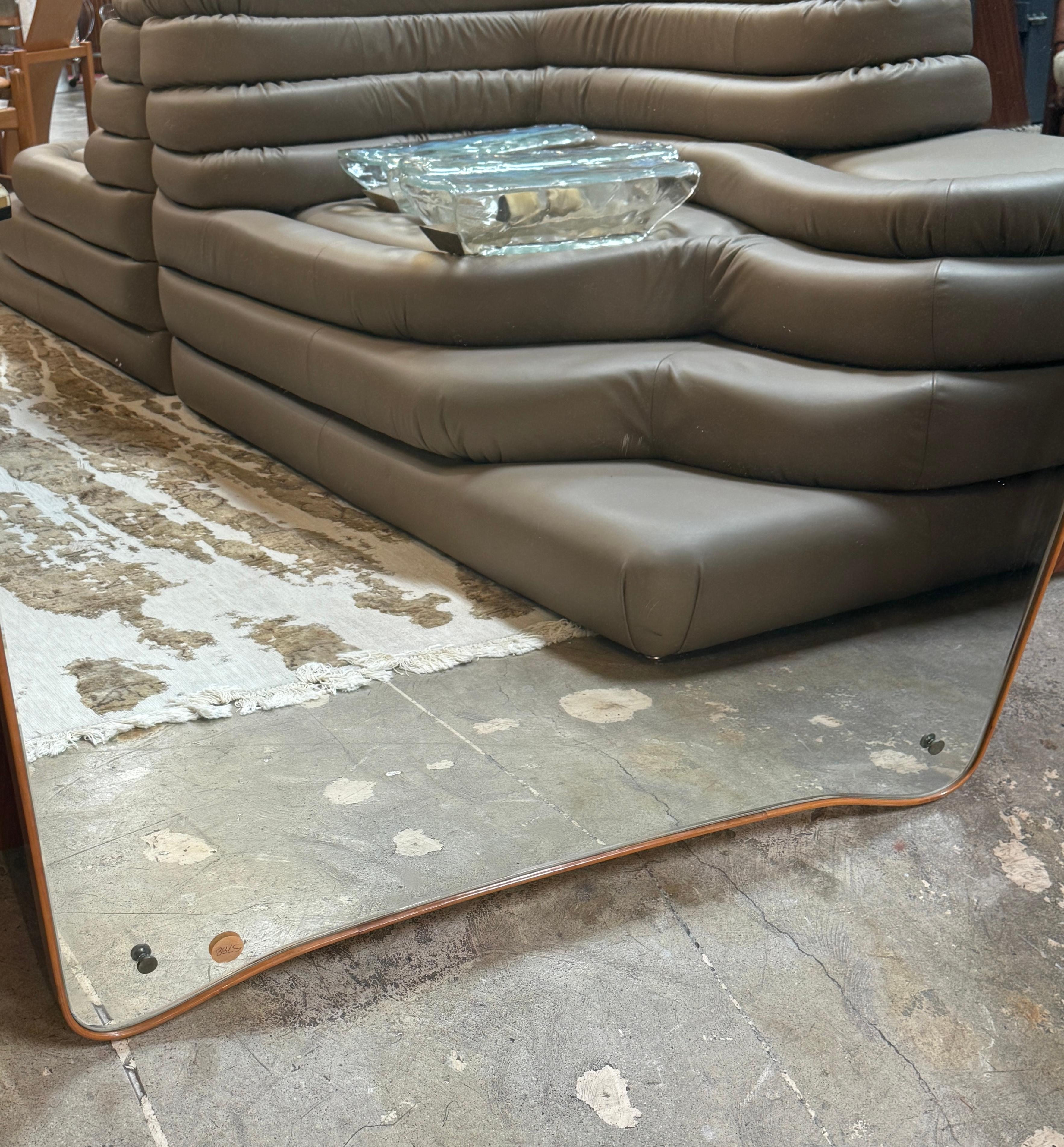 Miroir mural italien surdimensionné des années 1970 en vente 3