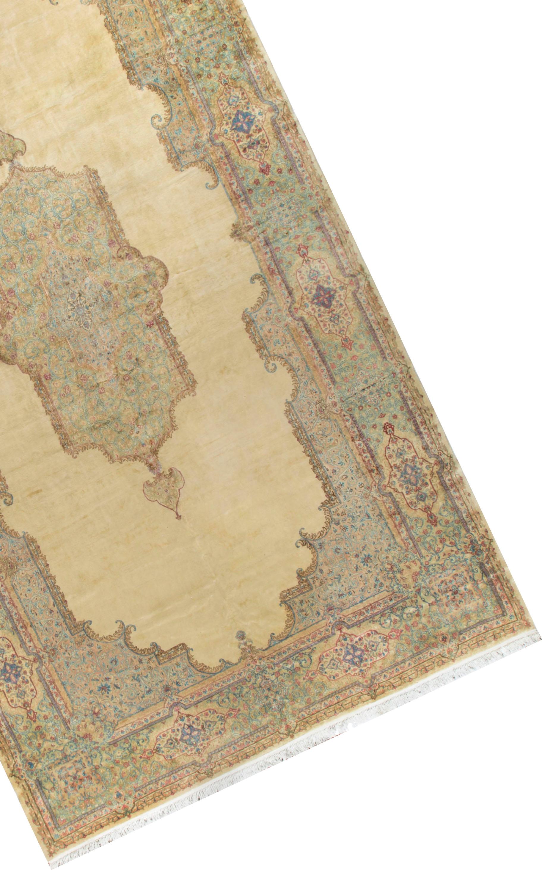Übergröße Vintage Persian Kirman circa 1940 Rug Carpet 12' x 21'. (Handgewebt) im Angebot