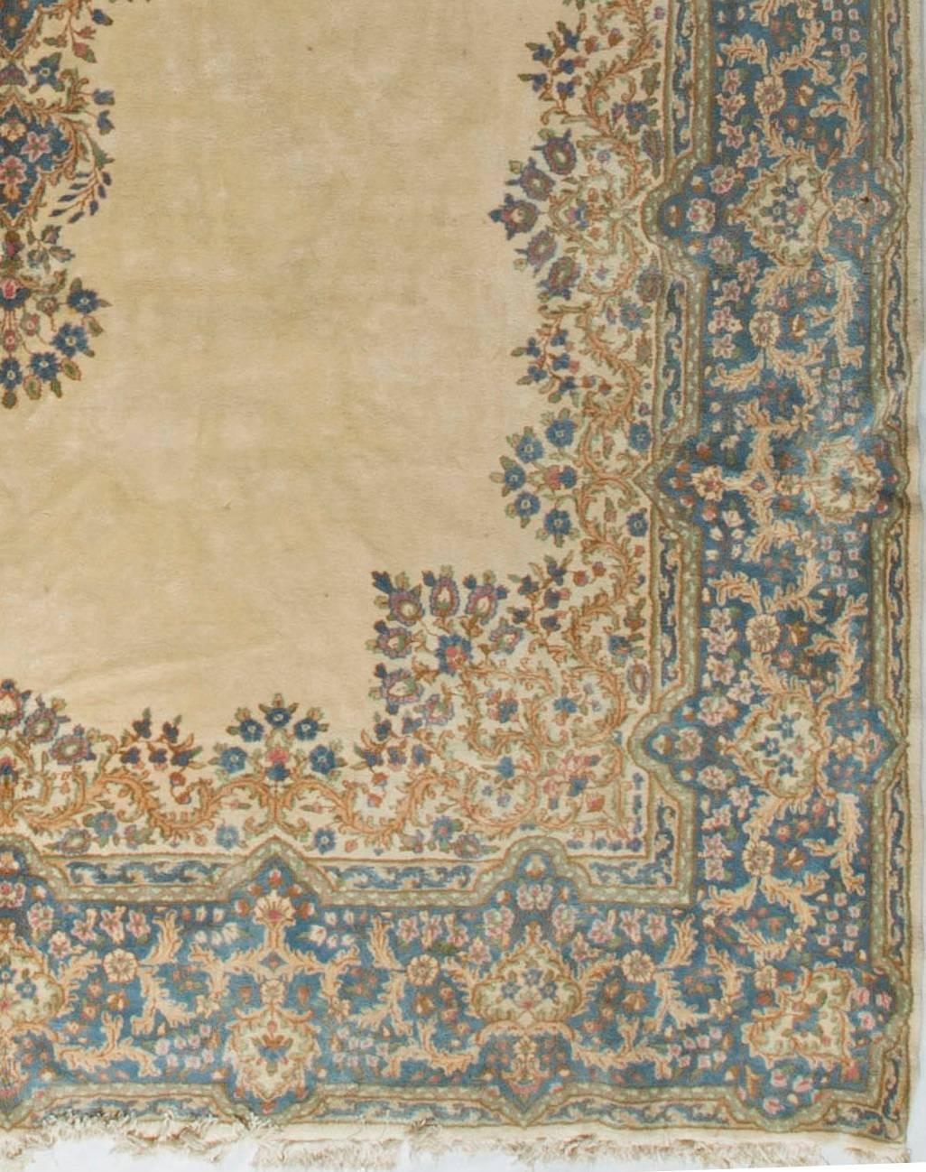Persischer Kirman-Teppich in Übergröße im Vintage-Stil (Handgewebt) im Angebot