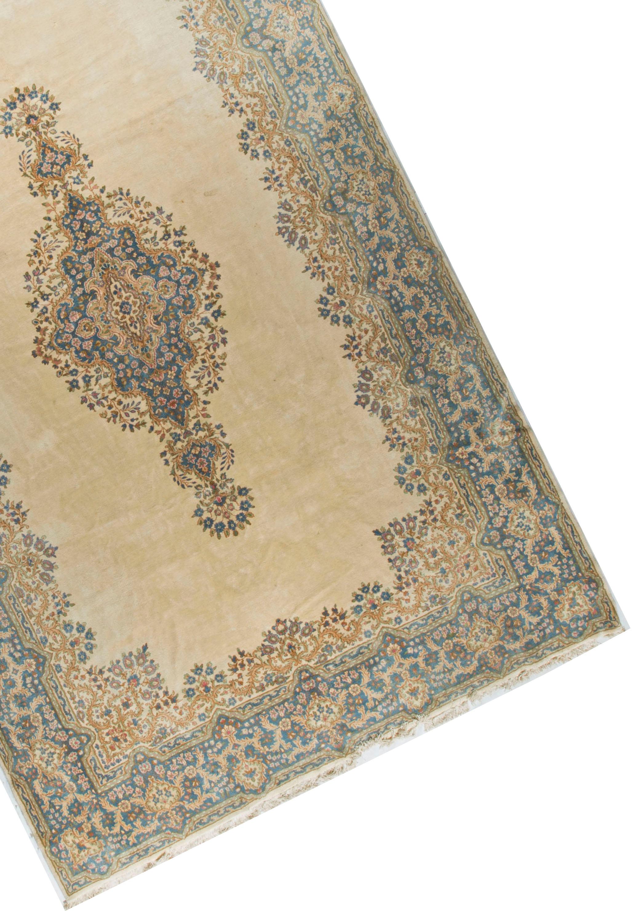 Persischer Kirman-Teppich in Übergröße im Vintage-Stil im Zustand „Gut“ im Angebot in Secaucus, NJ