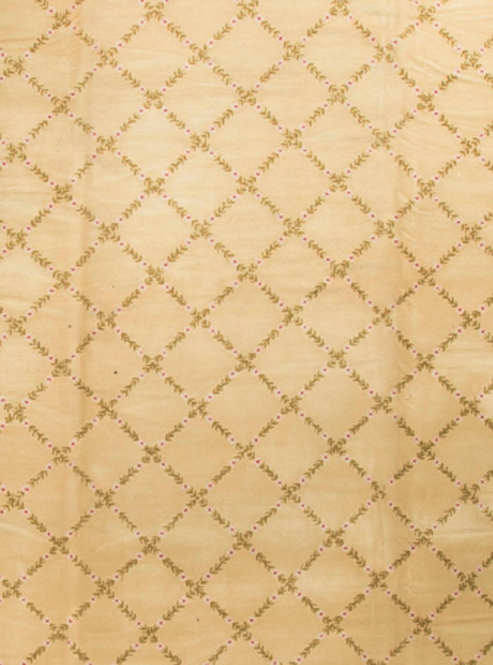 Tapis espagnol vintage surdimensionné. Un grand tapis vintage des années 1950 tissé à la main. Le champ central doux avec un motif hachuré est entouré d'une bordure d'un rouge doux qui met en valeur les couleurs centrales pâles. Taille : 12'9 x 21'6.