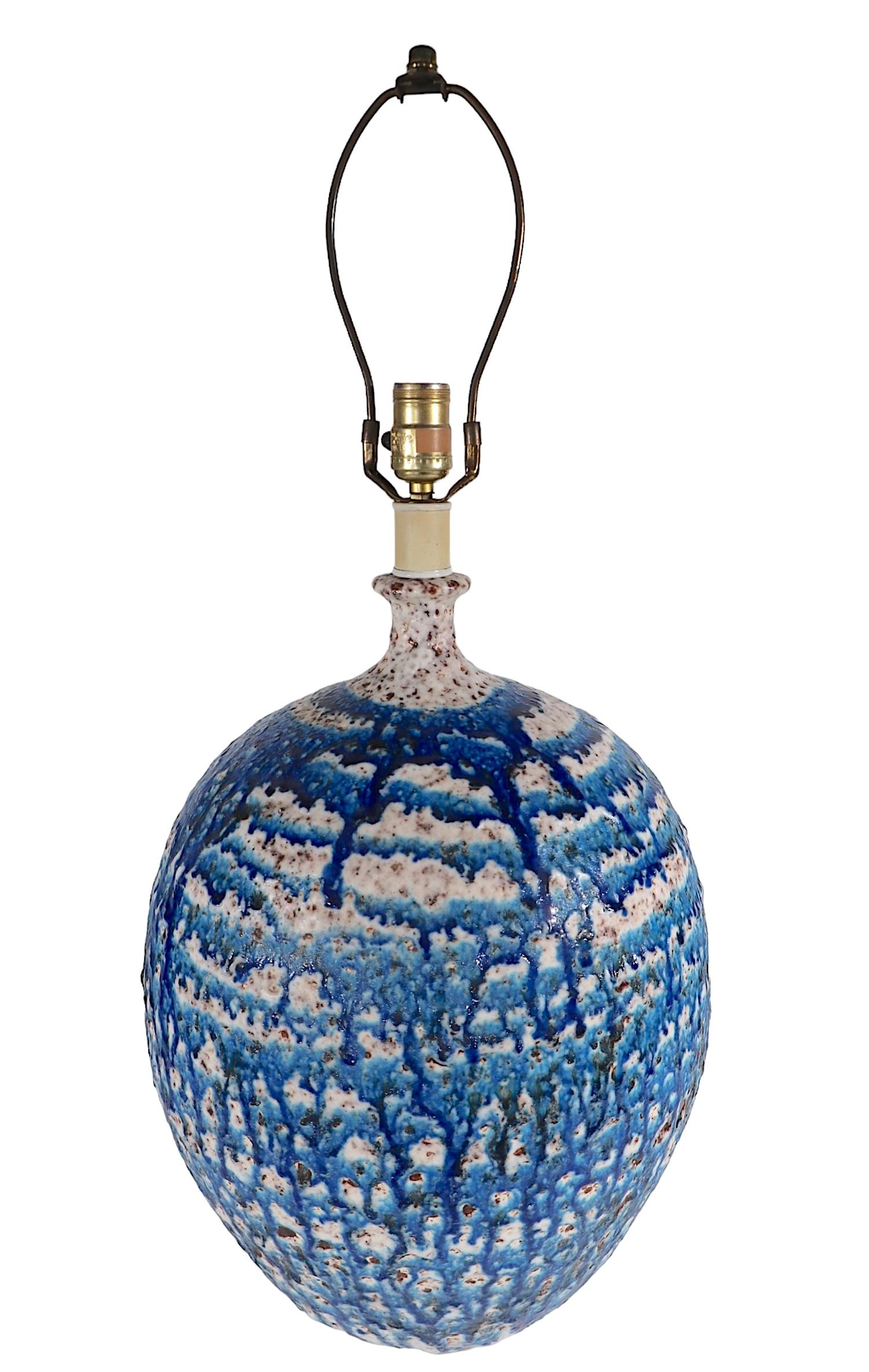 italien Lampe de table surdimensionnée à glaçure volcanique du milieu du siècle dernier en vente