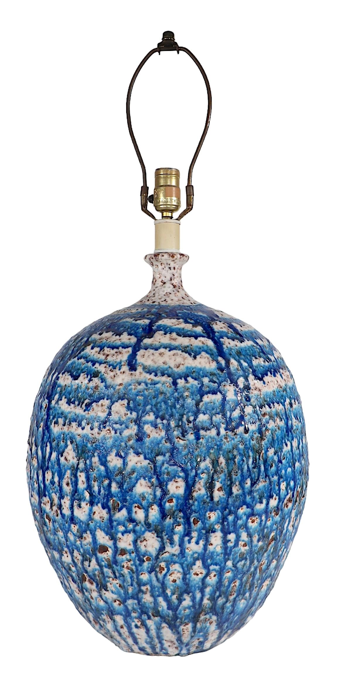Lampe de table surdimensionnée à glaçure volcanique du milieu du siècle dernier Bon état - En vente à New York, NY