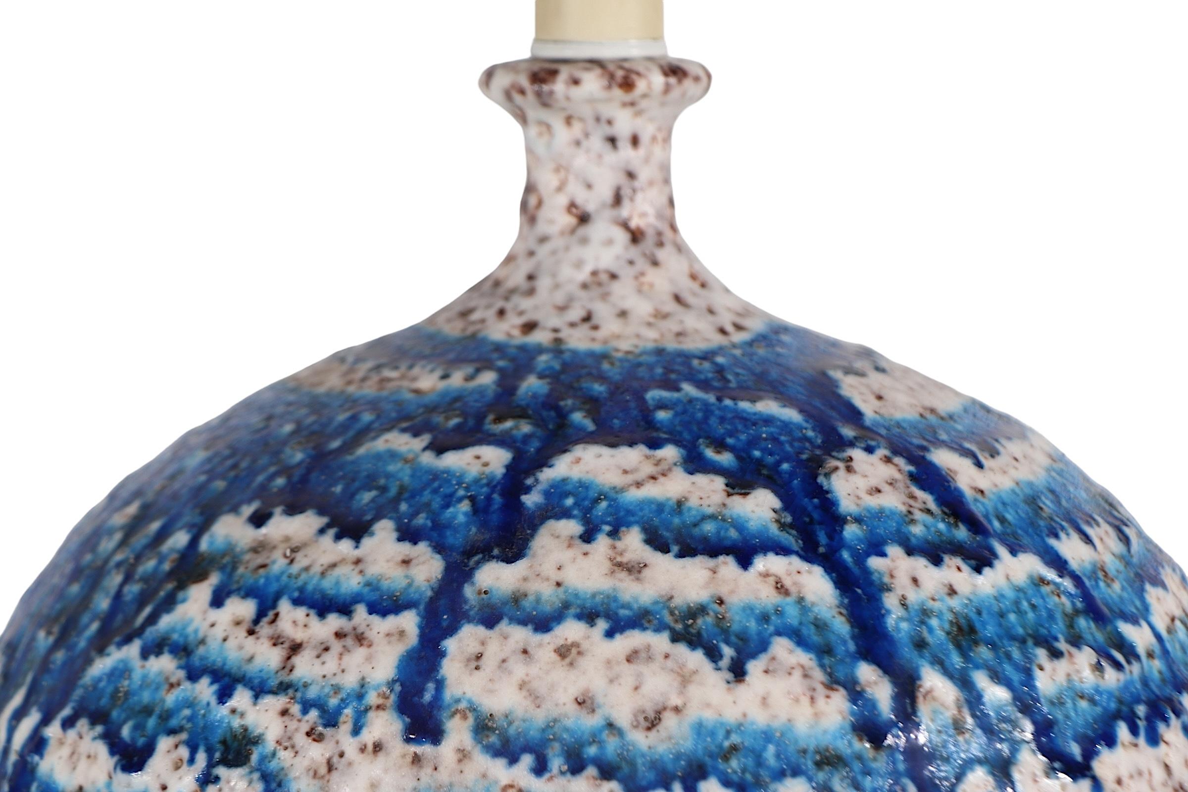 Céramique Lampe de table surdimensionnée à glaçure volcanique du milieu du siècle dernier en vente