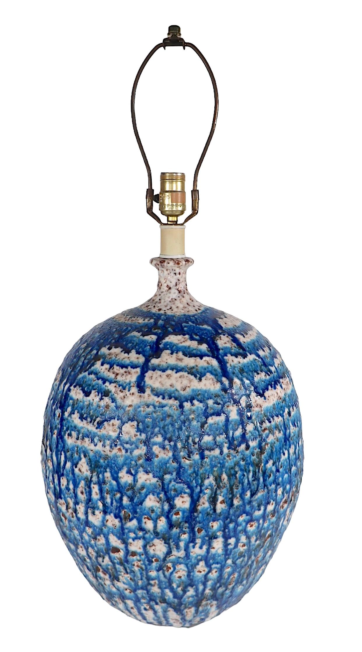 Lampe de table surdimensionnée à glaçure volcanique du milieu du siècle dernier en vente 1