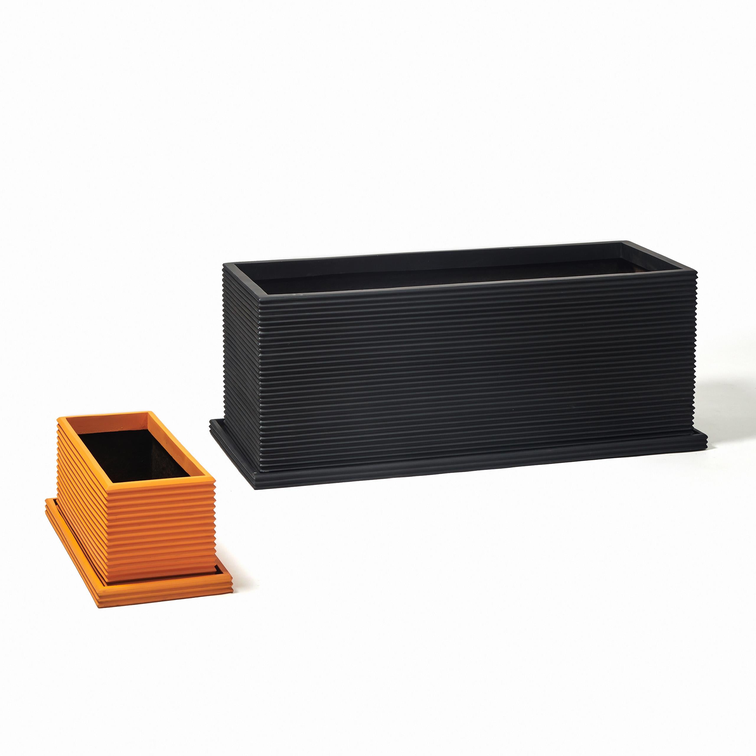 Moderno Oversize Wide Rectangular Fiberglass Indoor Outdoor Planter 'Gray' Drainage Tray in vendita