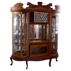 Vitrine d'exposition surdimensionnée en chêne sculpté de 100 pouces (RJ Horner School) C1900
