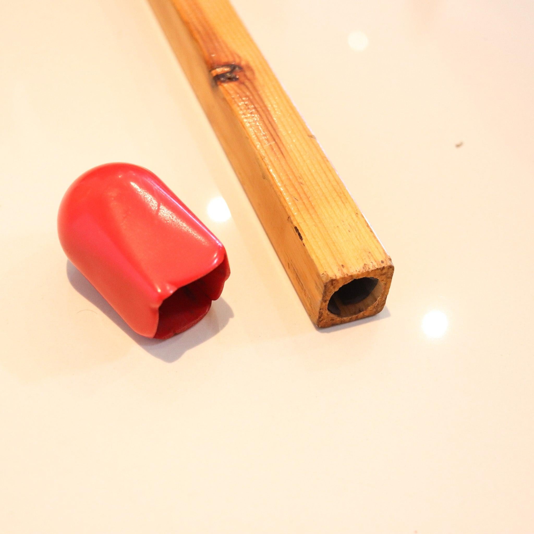 Américain OVERSIZED 1970 Match Shaped Fun Petrol Lighter in Wood and Red Rubber (briquet à essence surdimensionné en forme d'allumette en bois et en caoutchouc rouge) en vente