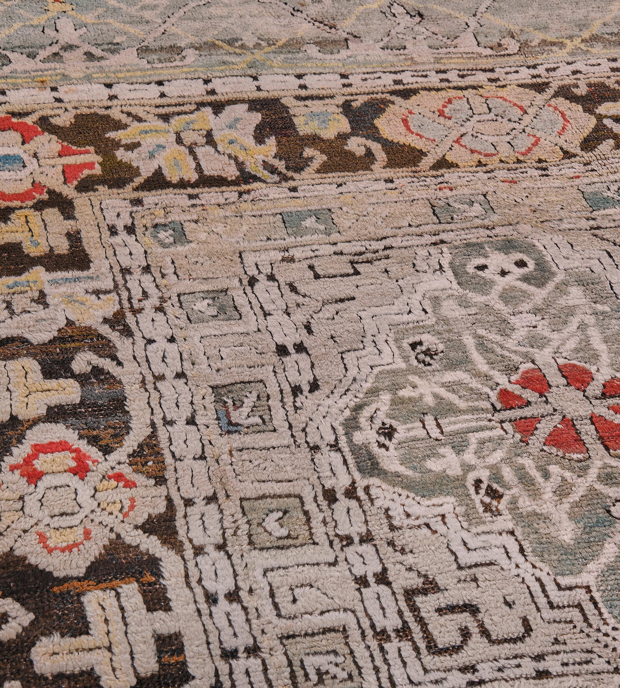Tapis Oushak surdimensionné du 19ème siècle en laine ancienne nouée à la main à motifs floraux Bon état - En vente à West Hollywood, CA
