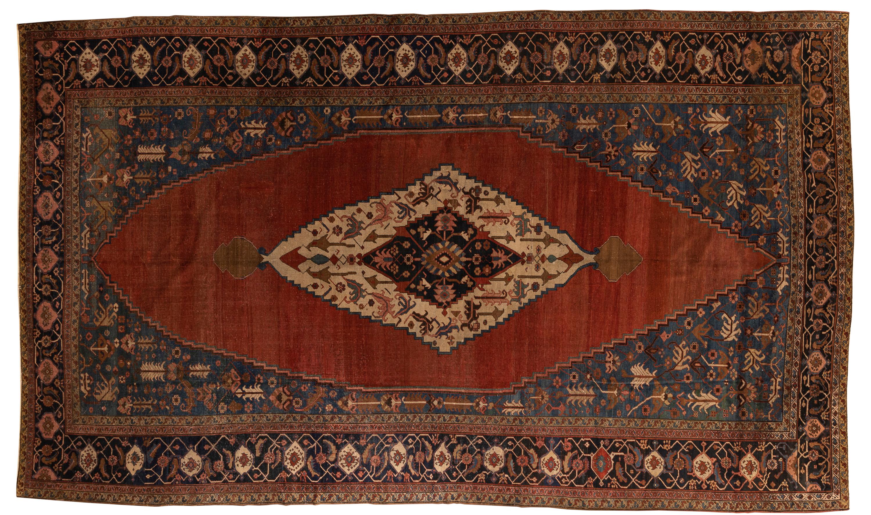 Dieser herausragende Serapi-Teppich aus dem 19. Jahrhundert zeigt ein architektonisches Rautenmedaillon, das über einem ausgedehnten Rostfeld schwebt, umrahmt von tief indigoblauen Zwickeln und einer reichhaltig detaillierten Bordüre. Der Maßstab
