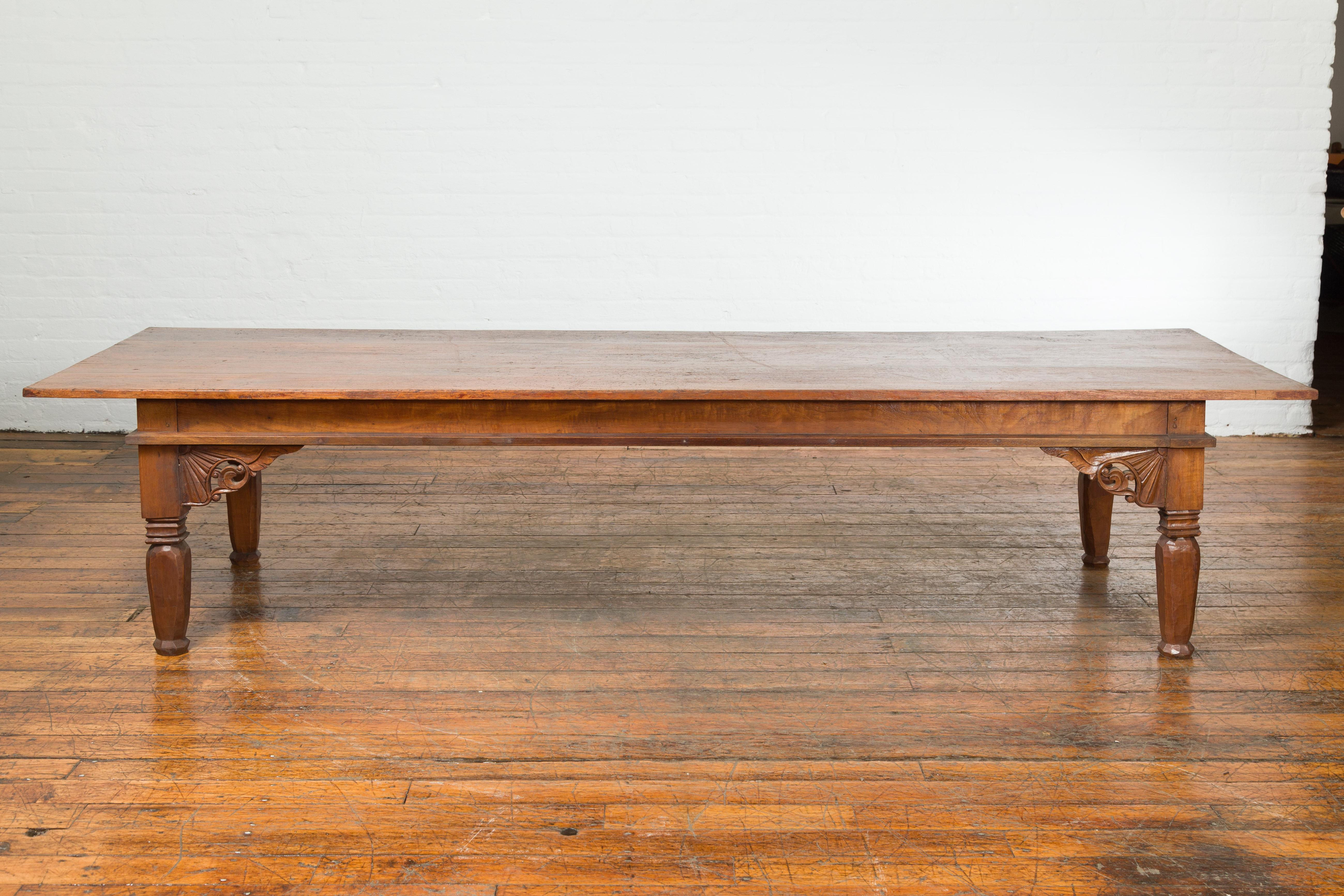 Table basse Madurese indonésienne surdimensionnée du 19ème siècle avec écoinçons sculptés en vente 4