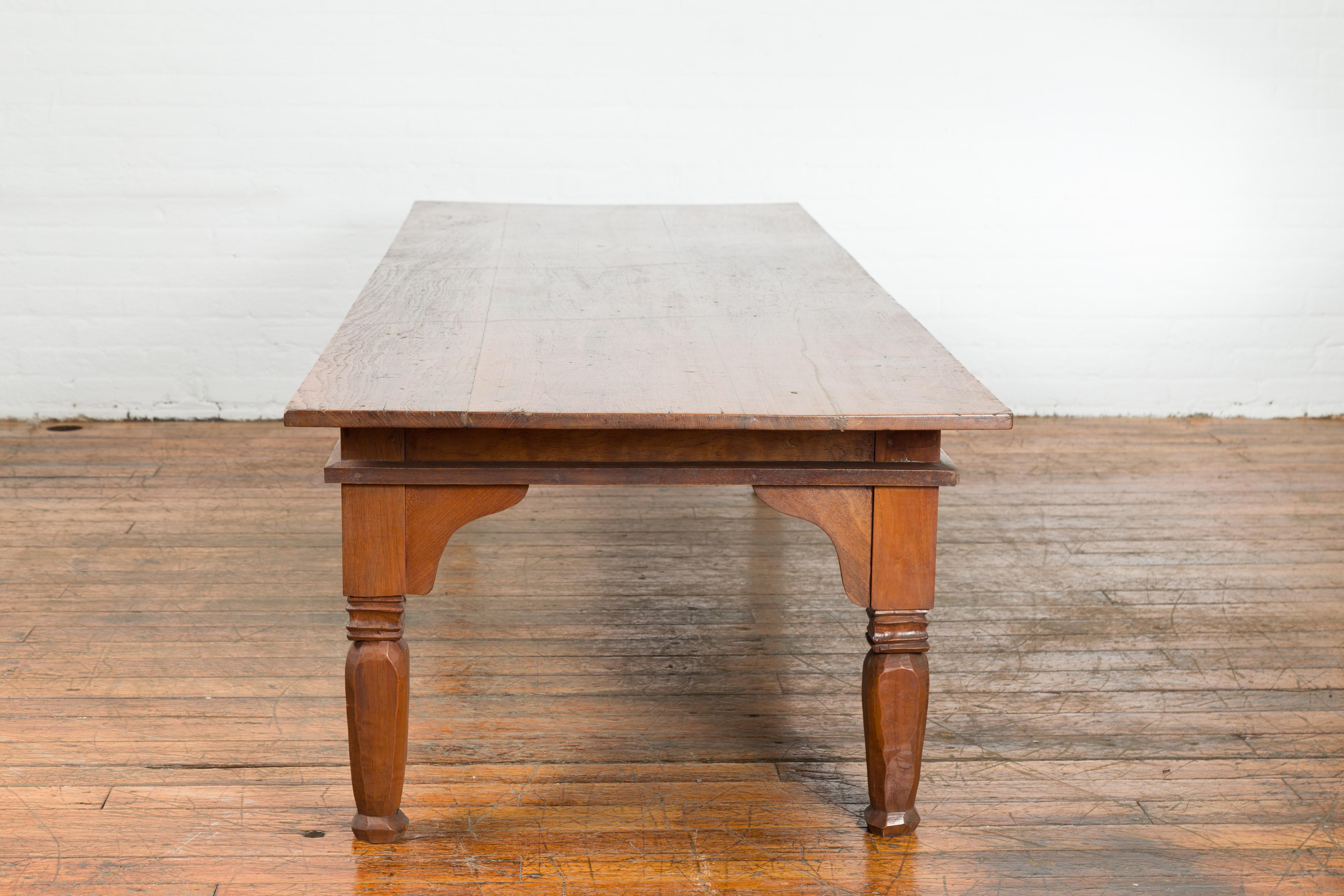 Table basse Madurese indonésienne surdimensionnée du 19ème siècle avec écoinçons sculptés en vente 5