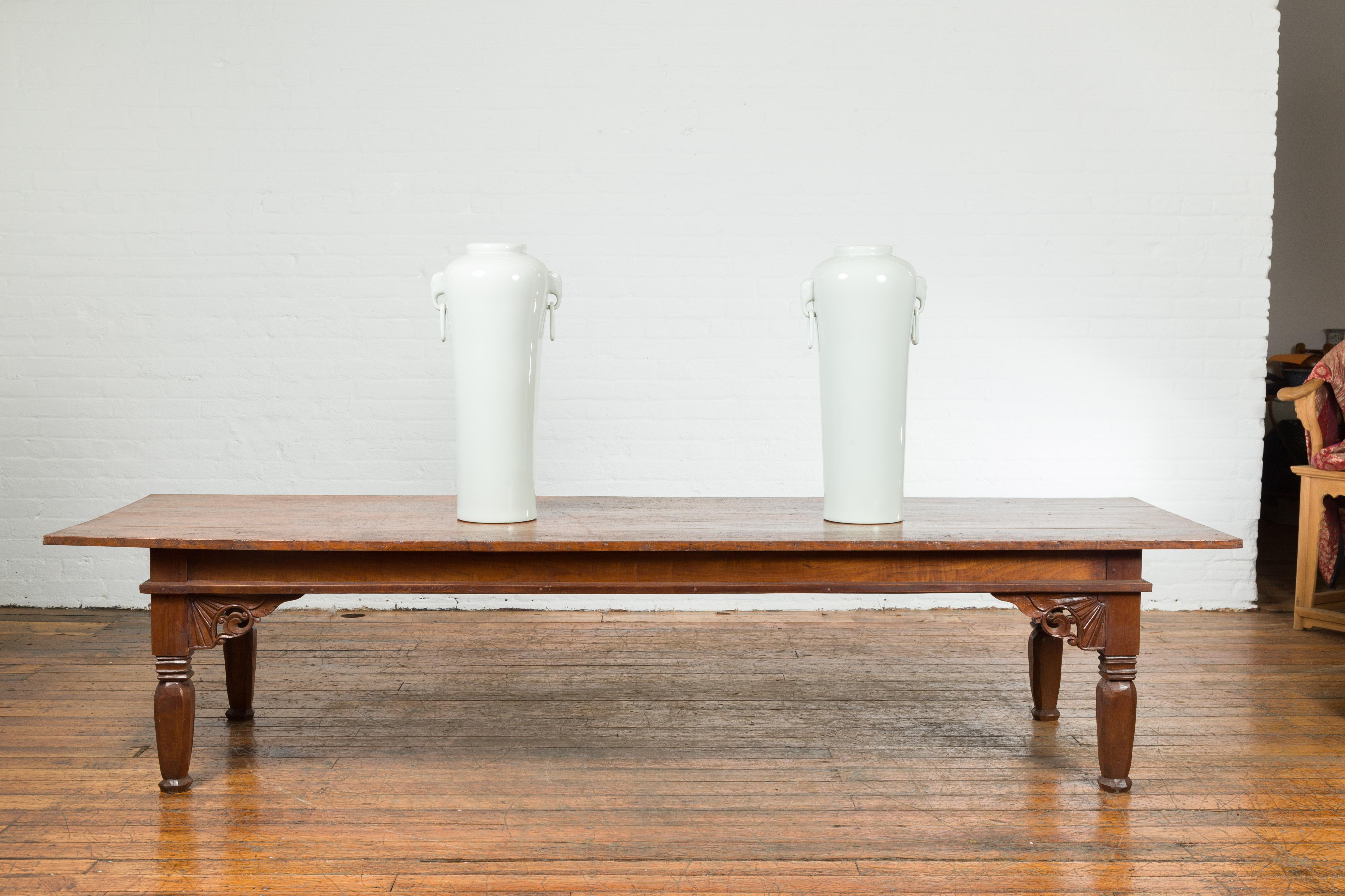 Indonésien Table basse Madurese indonésienne surdimensionnée du 19ème siècle avec écoinçons sculptés en vente