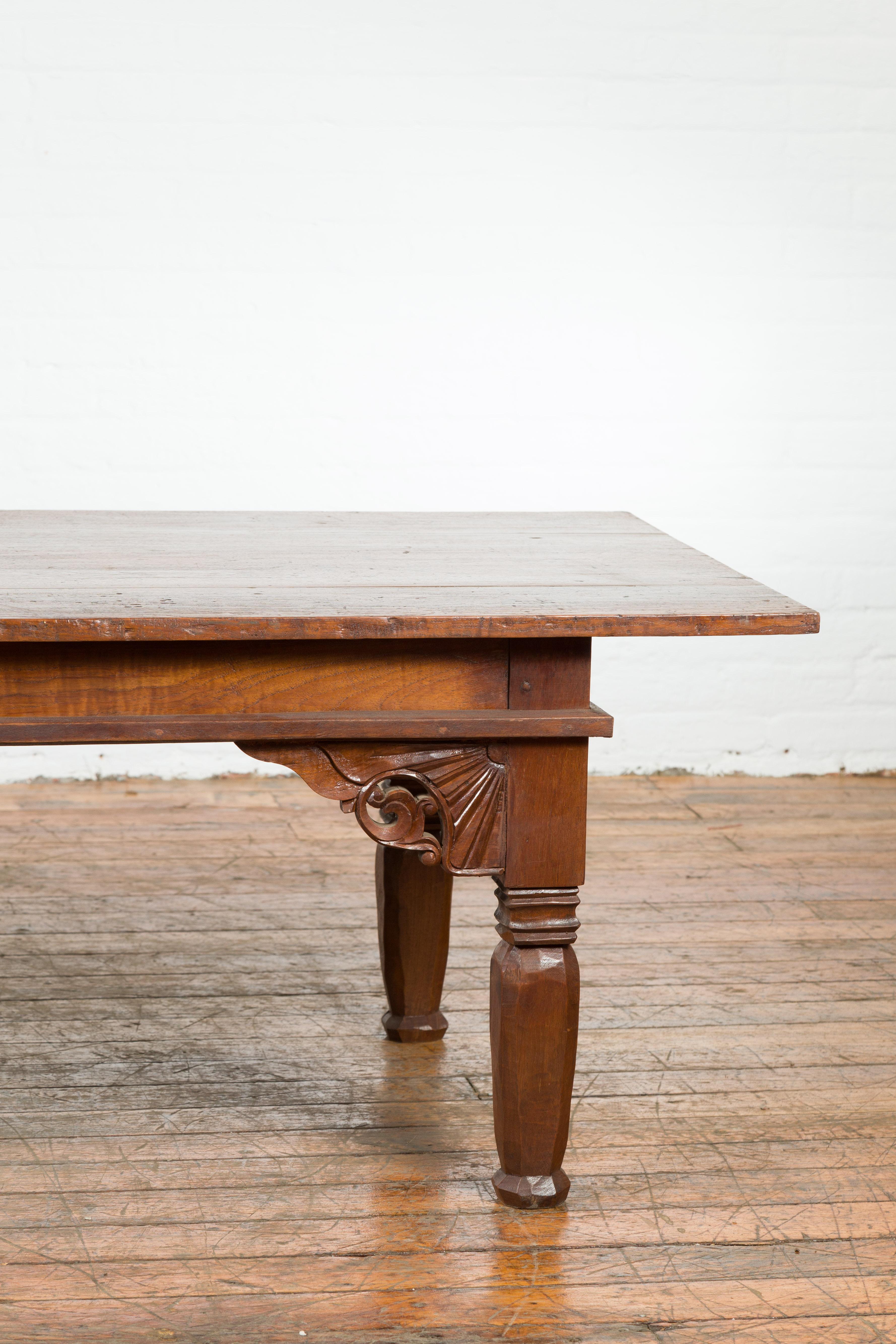 XIXe siècle Table basse Madurese indonésienne surdimensionnée du 19ème siècle avec écoinçons sculptés en vente