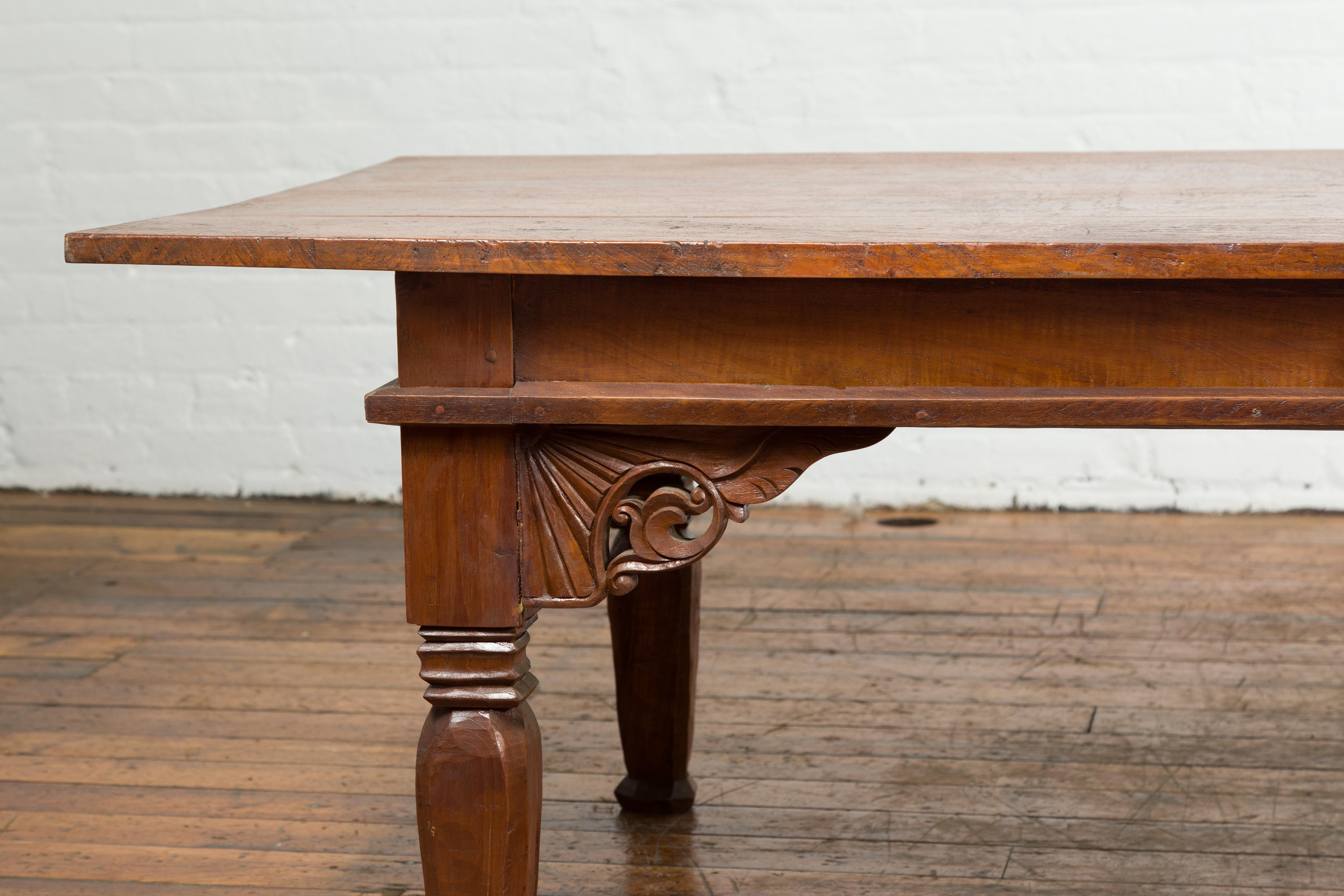 Bois Table basse Madurese indonésienne surdimensionnée du 19ème siècle avec écoinçons sculptés en vente