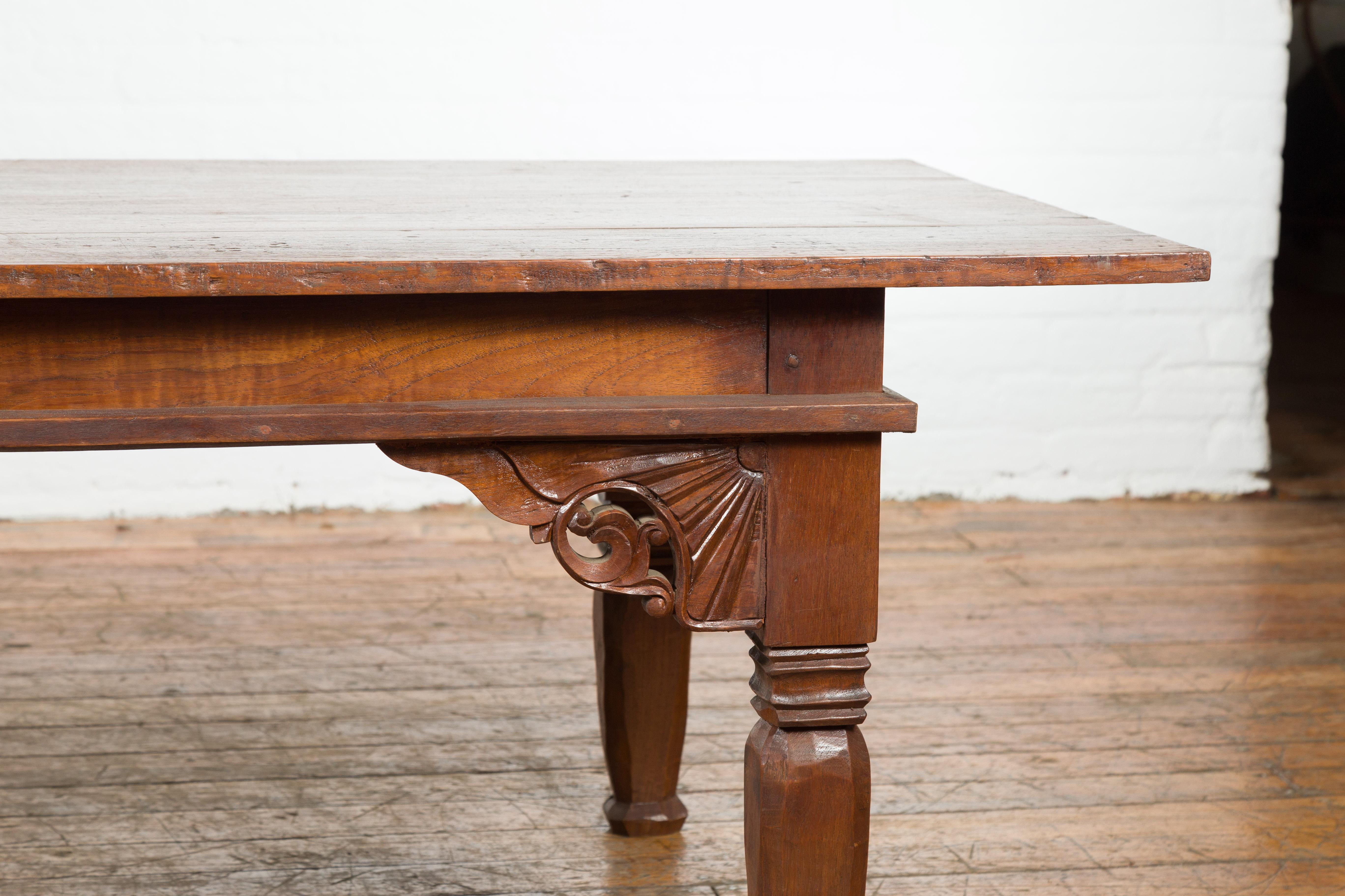 Table basse Madurese indonésienne surdimensionnée du 19ème siècle avec écoinçons sculptés en vente 1