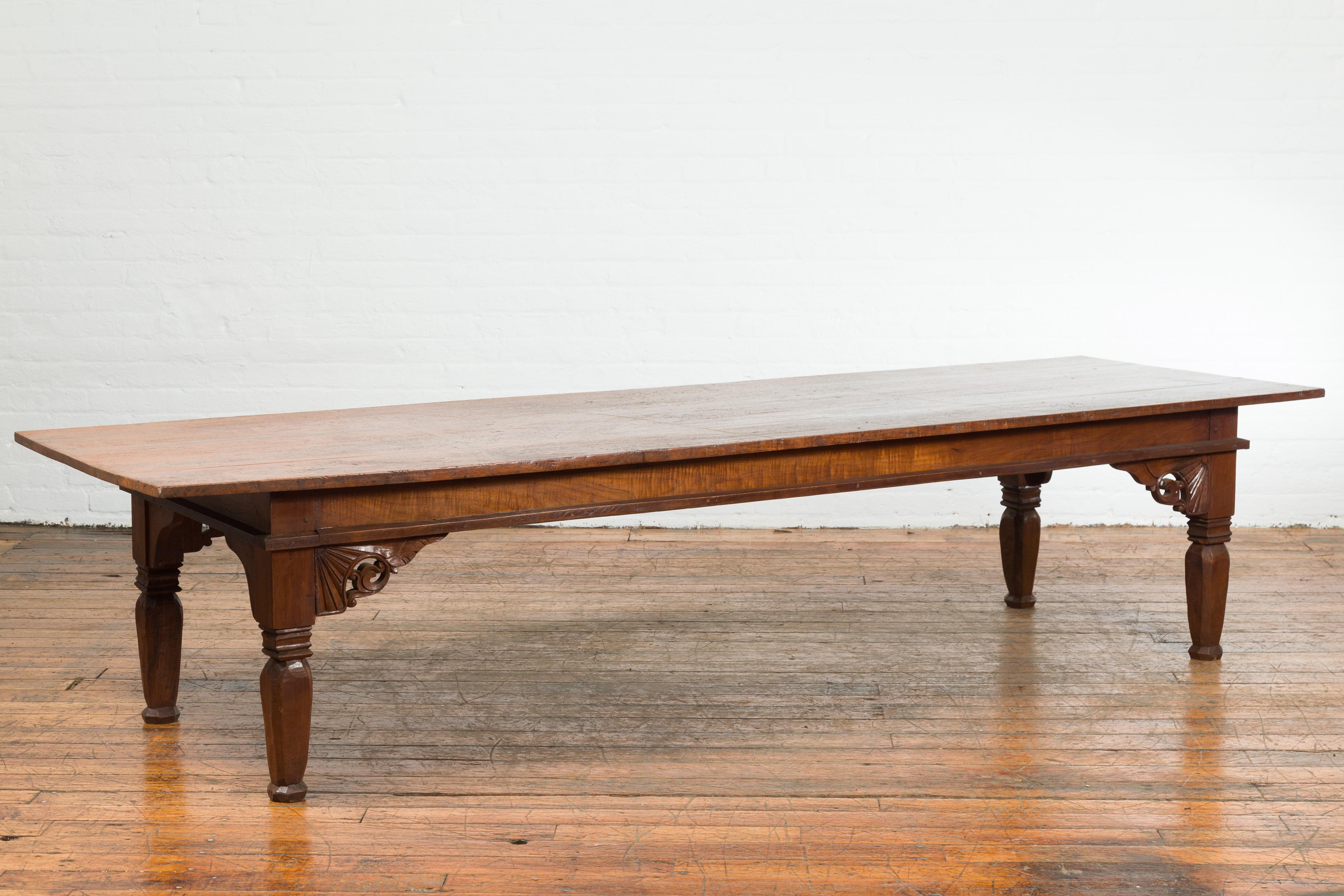 Table basse Madurese indonésienne surdimensionnée du 19ème siècle avec écoinçons sculptés en vente 2