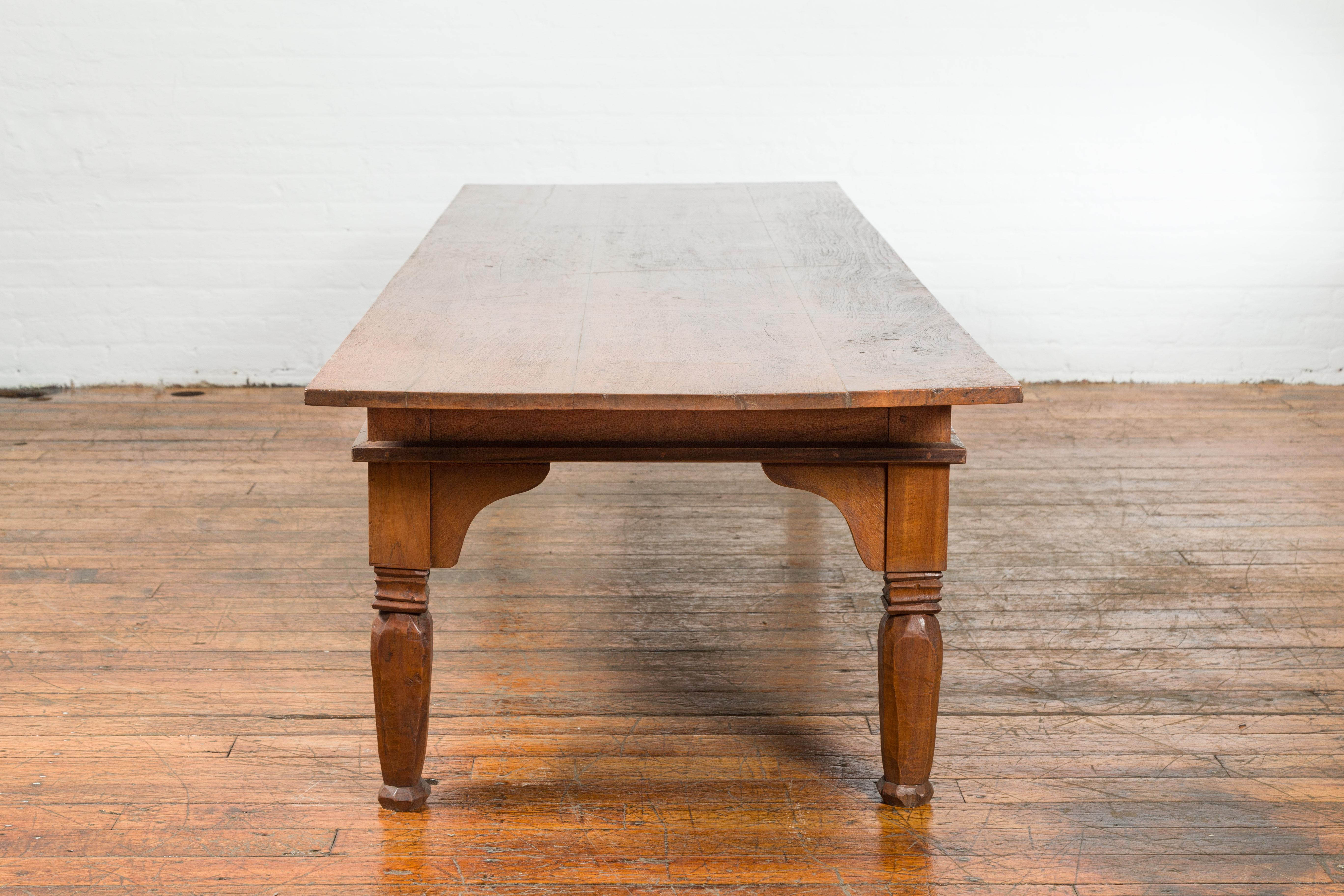 Table basse Madurese indonésienne surdimensionnée du 19ème siècle avec écoinçons sculptés en vente 3