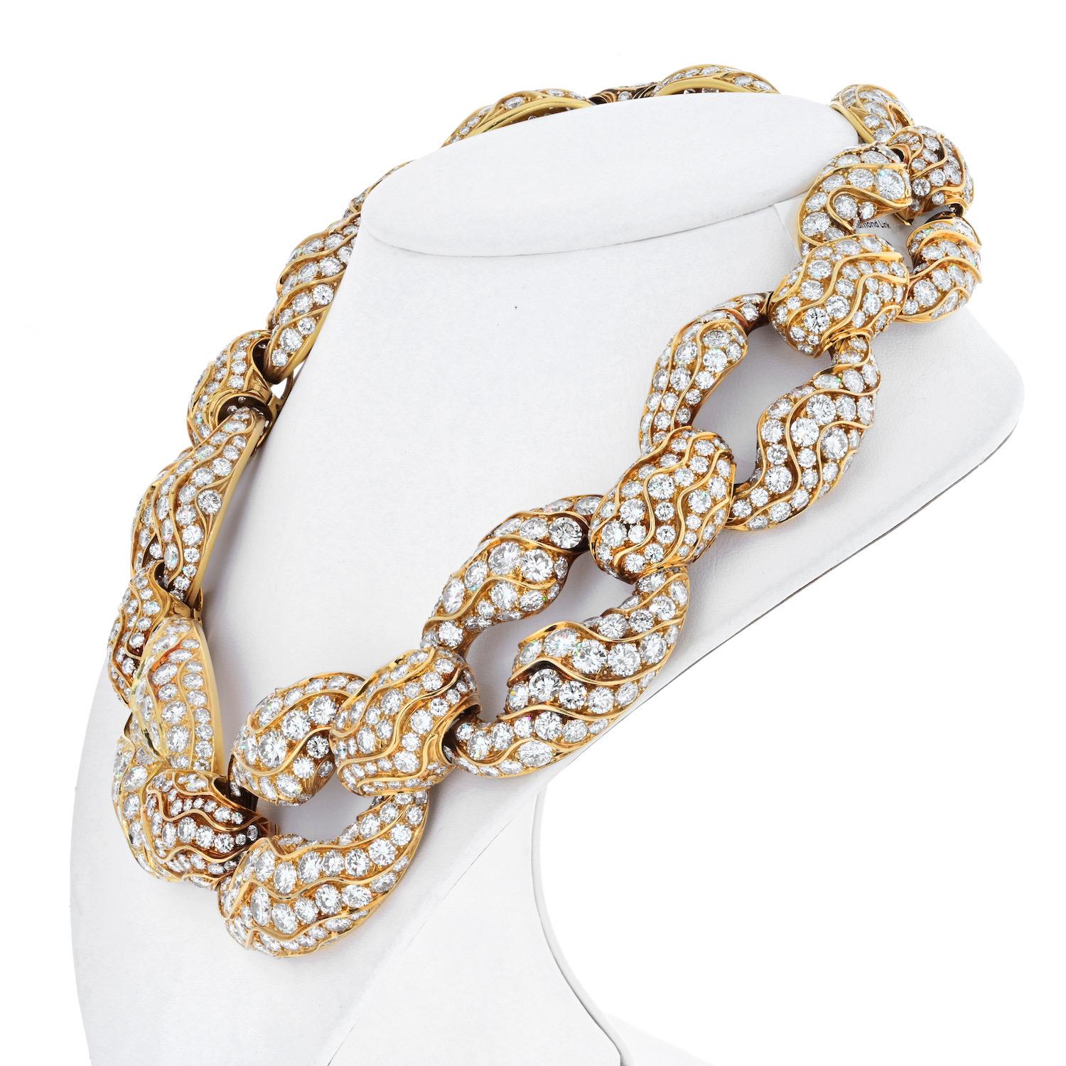 An impressive diamond collar necklace with 250 carats of diamonds. Articulated links look like a large loaf of bread and feel quite crunchy. We love period pieces and this happens to be one of them: this necklace comes to us from 1960's and