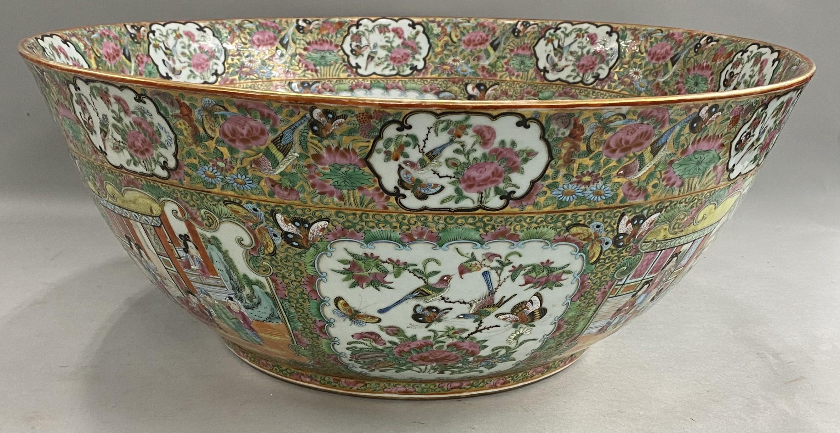Exceptionnel bol à punch surdimensionné, peint à la main en médaillon de rose, avec plusieurs panneaux floraux et figuratifs à l'intérieur, autour de panneaux centraux plus petits.  avec des oiseaux, des fleurs sur un fond détaillé de rinceaux verts