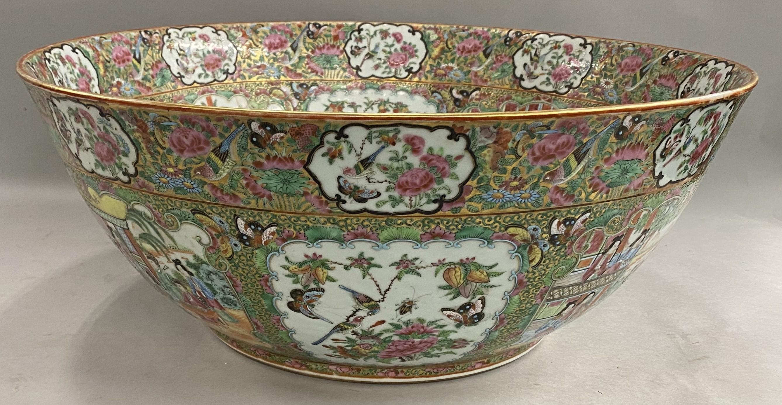 Exportation chinoise Bol à punch surdimensionné et exceptionnel d'exportation chinoise avec médaillon en rose en vente