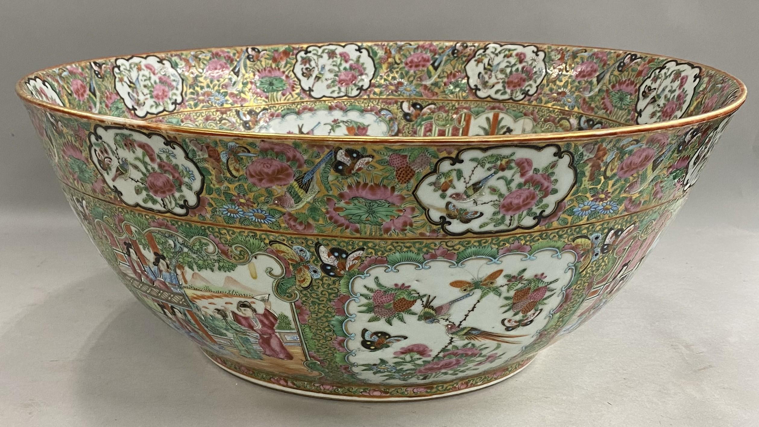 Chinois Bol à punch surdimensionné et exceptionnel d'exportation chinoise avec médaillon en rose en vente