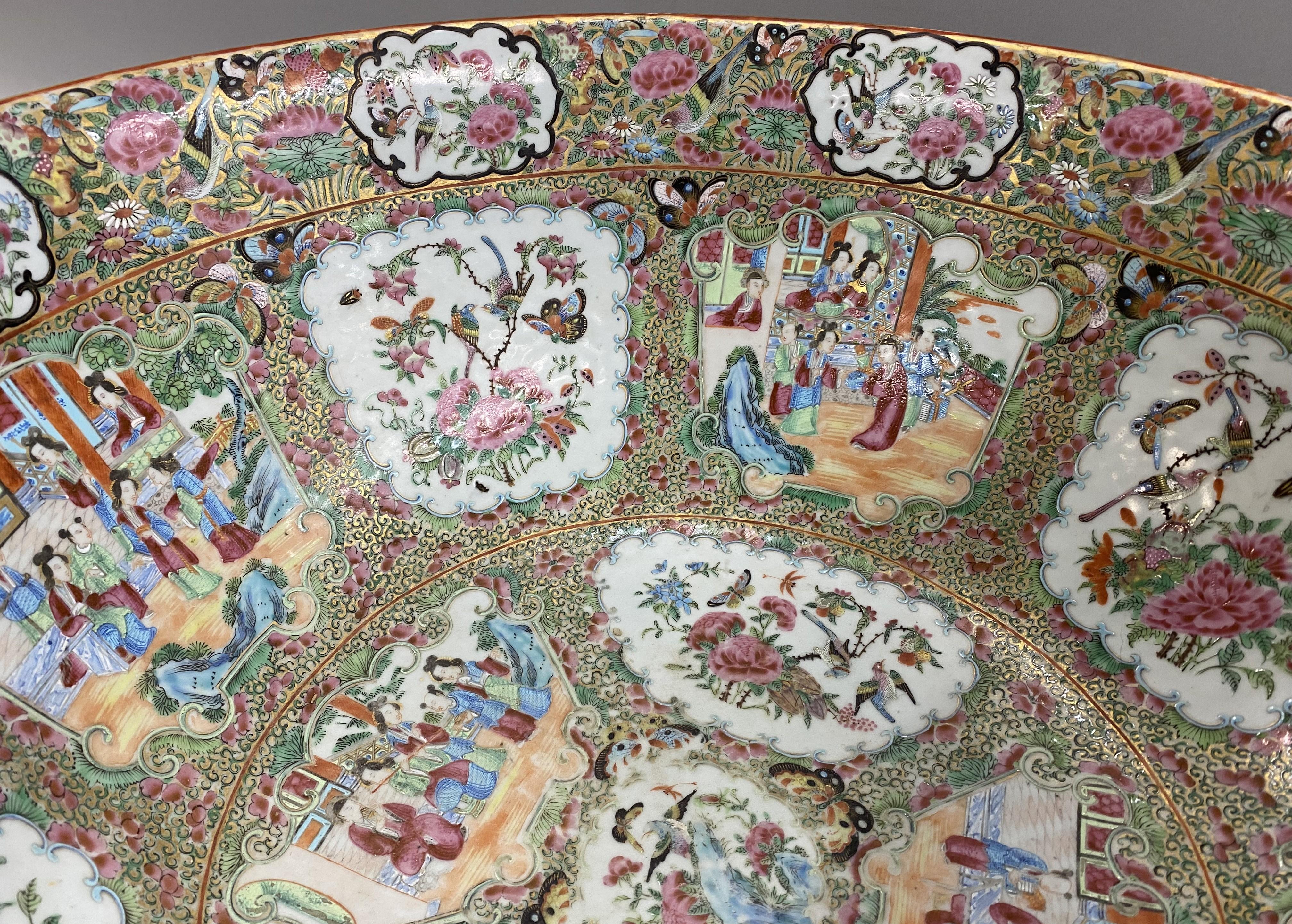 Porcelaine Bol à punch surdimensionné et exceptionnel d'exportation chinoise avec médaillon en rose en vente