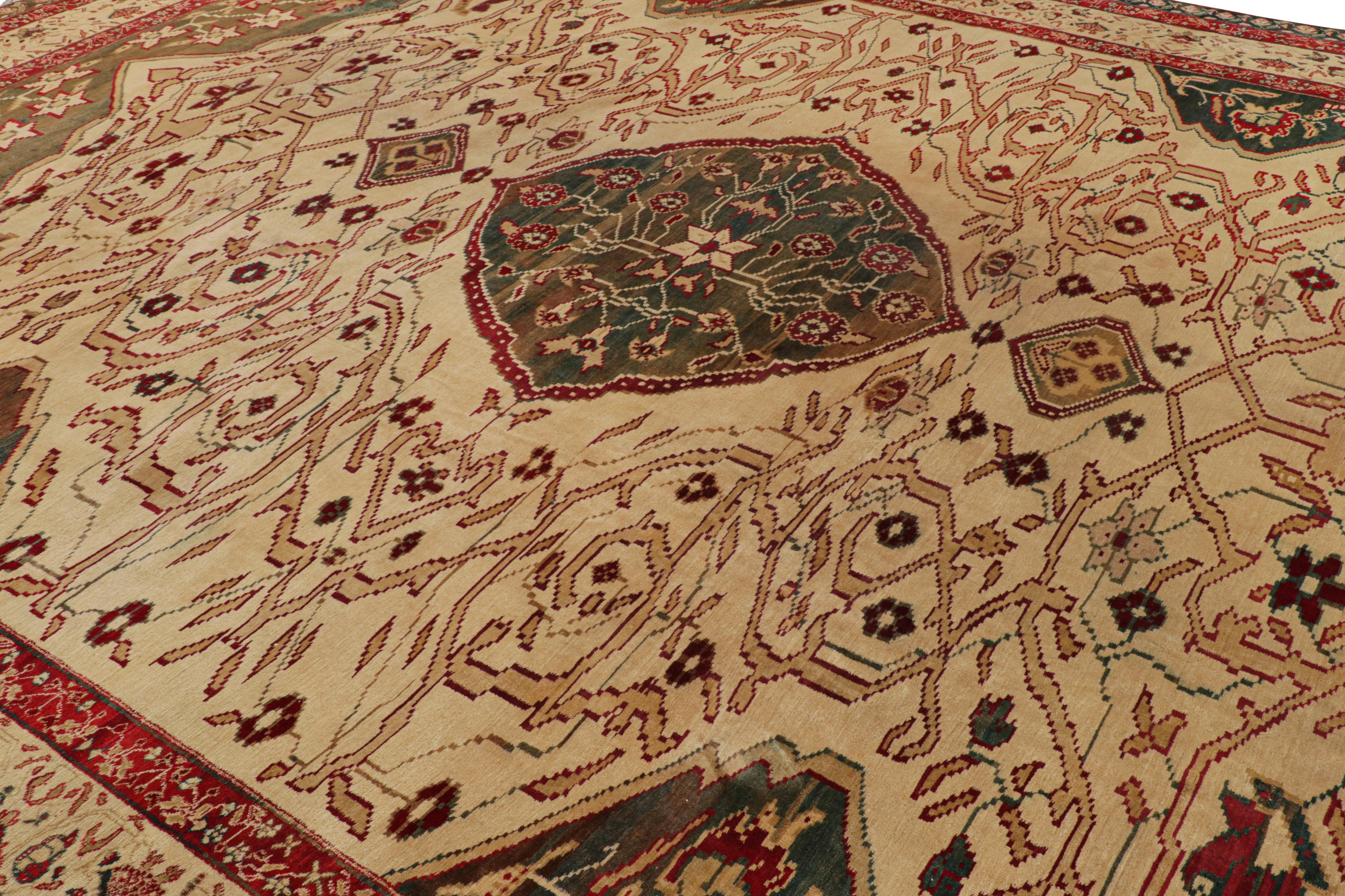Dieser handgeknüpfte Wollteppich aus Indien (ca. 1920-1930) in der Größe 13x16 ist ein spezieller Agra Jail-Teppich, der ein Zusammenspiel von floralen und medaillonartigen Elementen aufweist.

Über das Design

Kenner werden diesen herausragenden