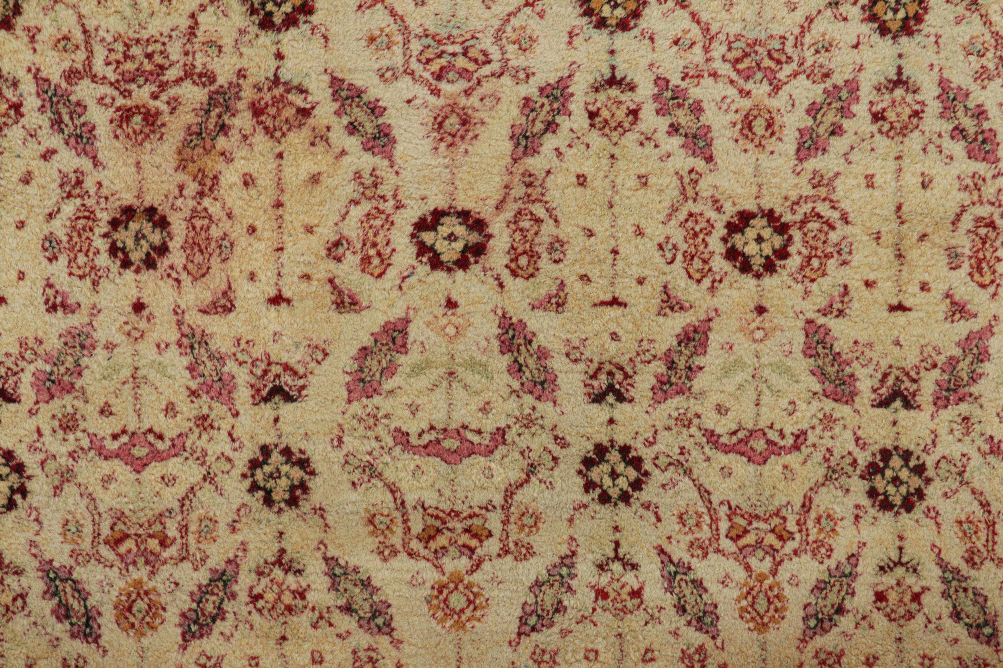 Indiano Tappeto Agra antico e sovradimensionato di colore beige con motivi floreali su tutta la superficie  Rug & Kilim in vendita