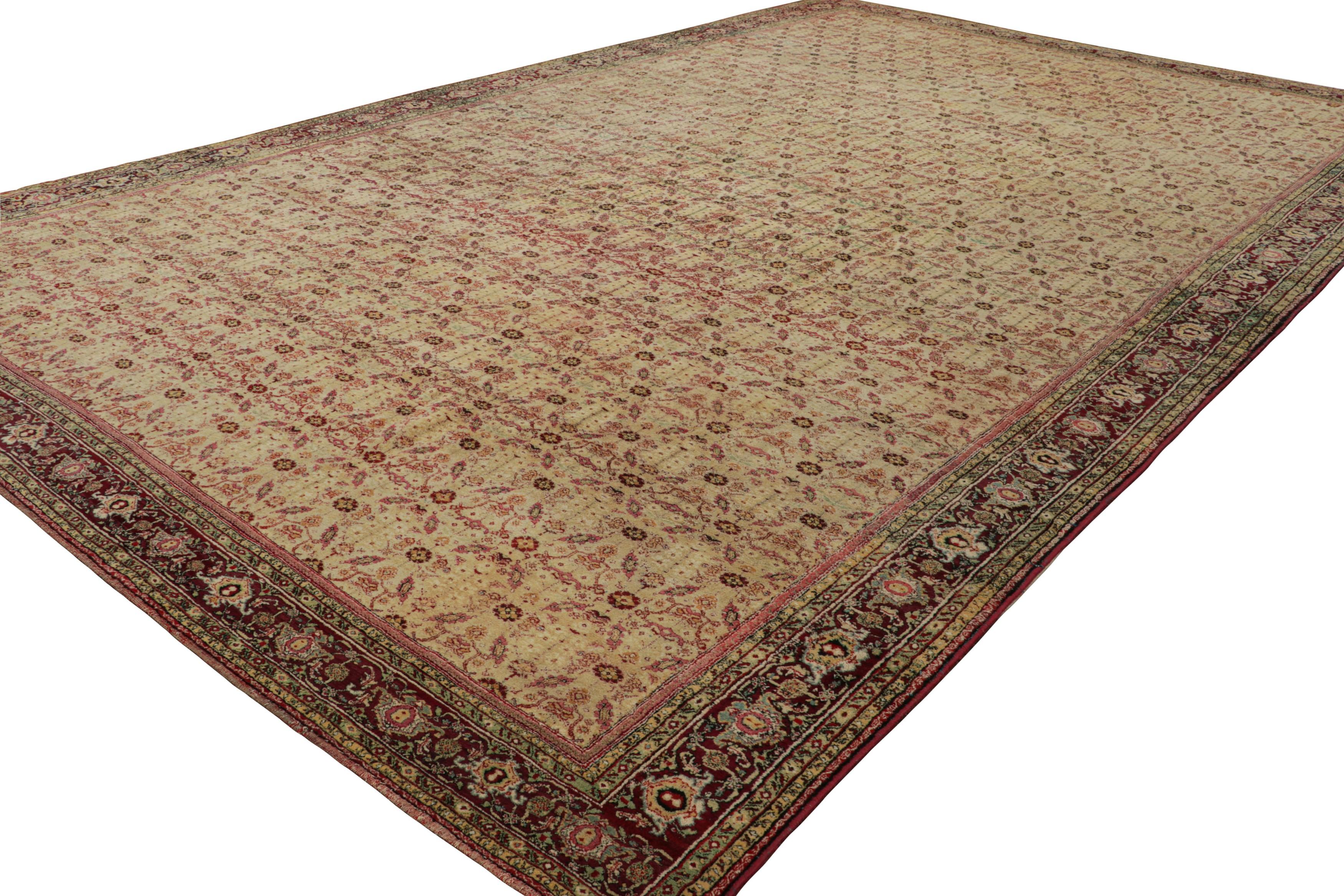 Annodato a mano Tappeto Agra antico e sovradimensionato di colore beige con motivi floreali su tutta la superficie  Rug & Kilim in vendita