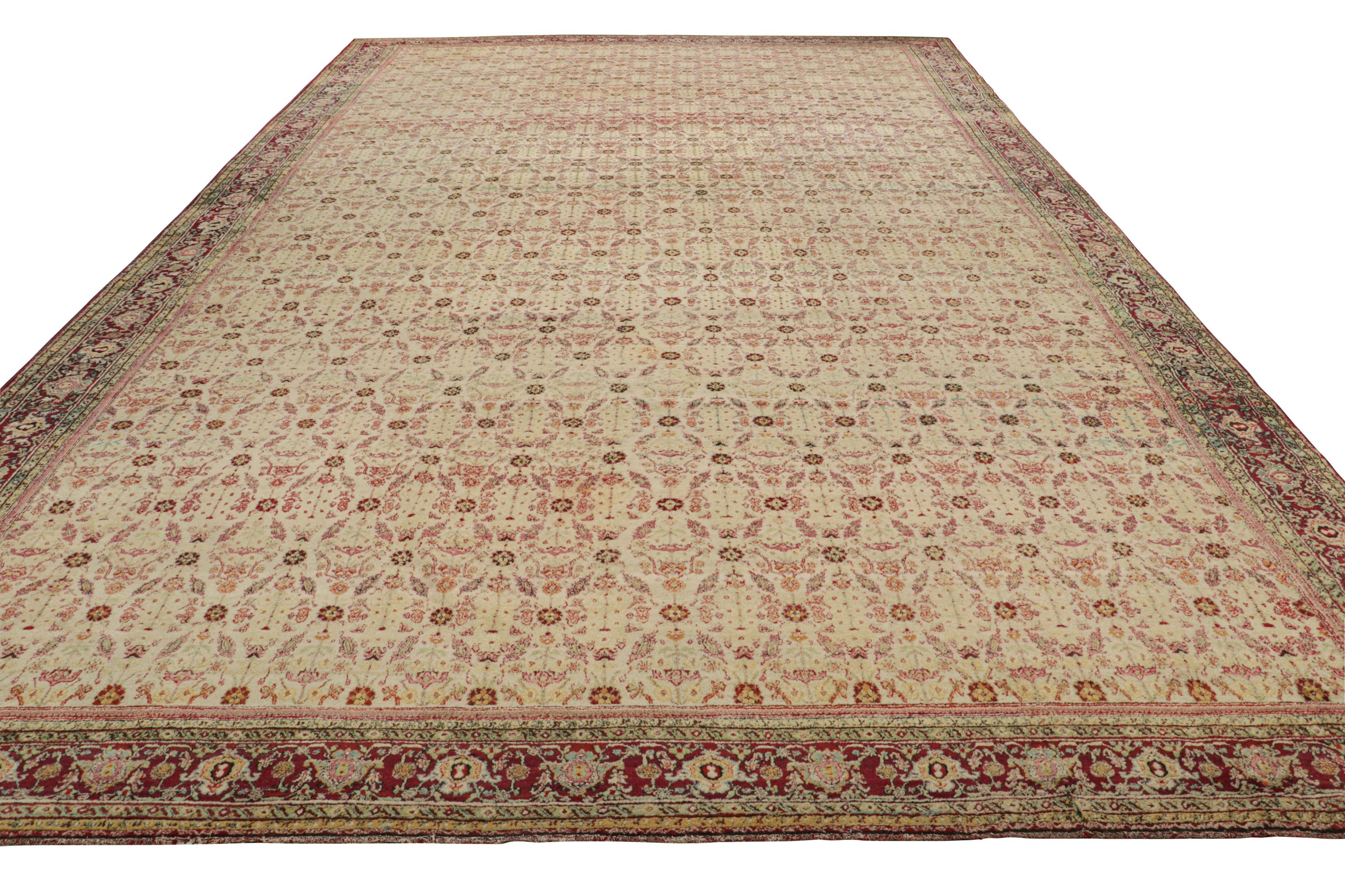 Tappeto Agra antico e sovradimensionato di colore beige con motivi floreali su tutta la superficie  Rug & Kilim In condizioni buone in vendita a Long Island City, NY