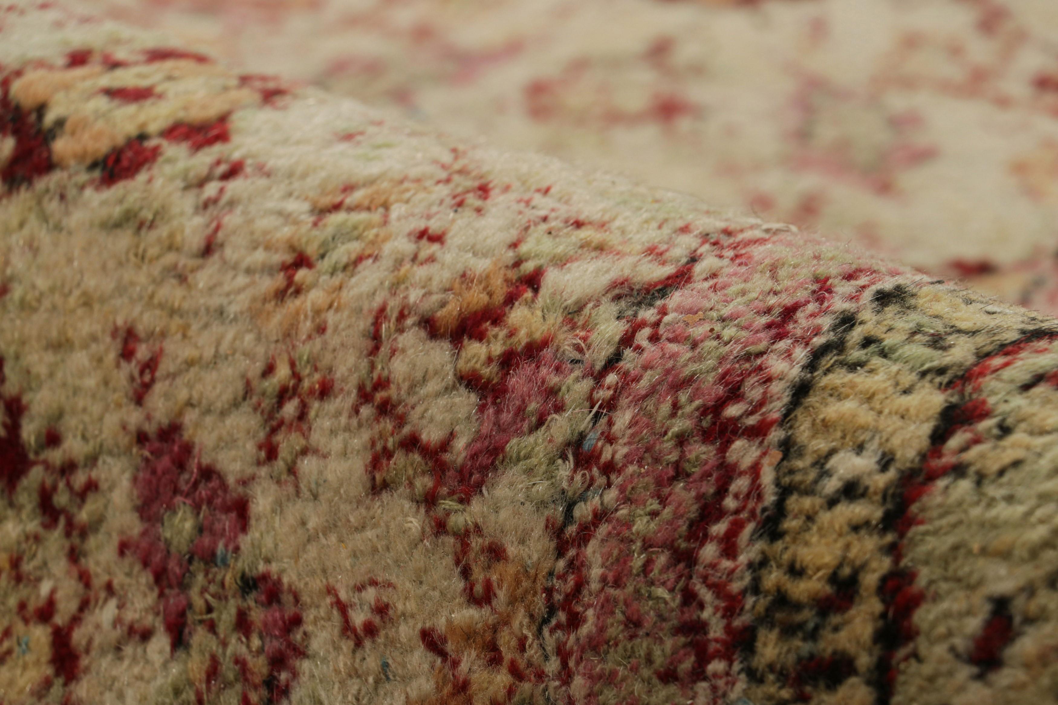 Tappeto Agra antico e sovradimensionato di colore beige con motivi floreali su tutta la superficie  Rug & Kilim in vendita 1
