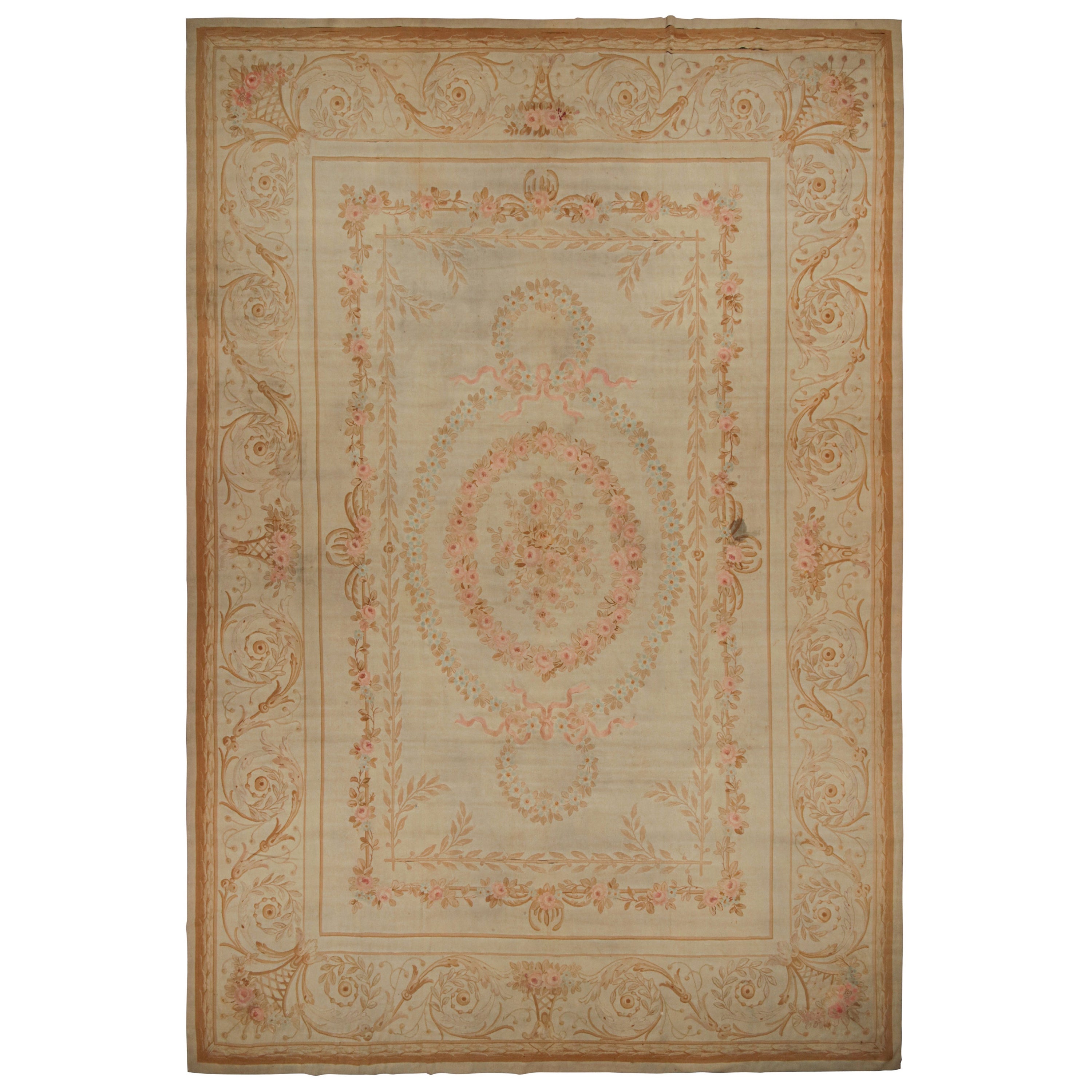Übergroßer antiker Aubusson Flachgewebe-Blumenteppich in Beige & Rosa
