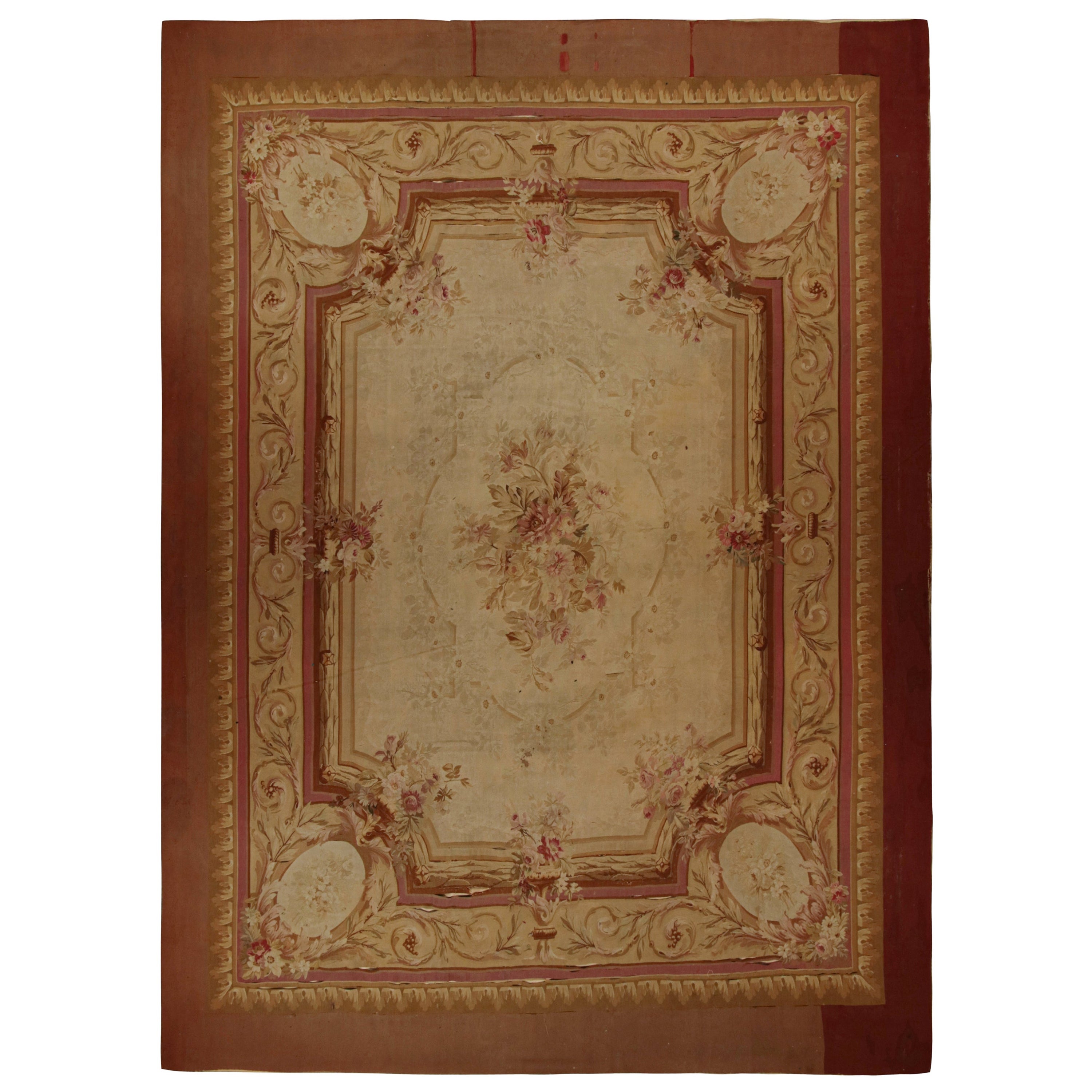 Tappeto antico sovradimensionato a trama piatta Aubusson con medaglione floreale, da Rug & Kilim