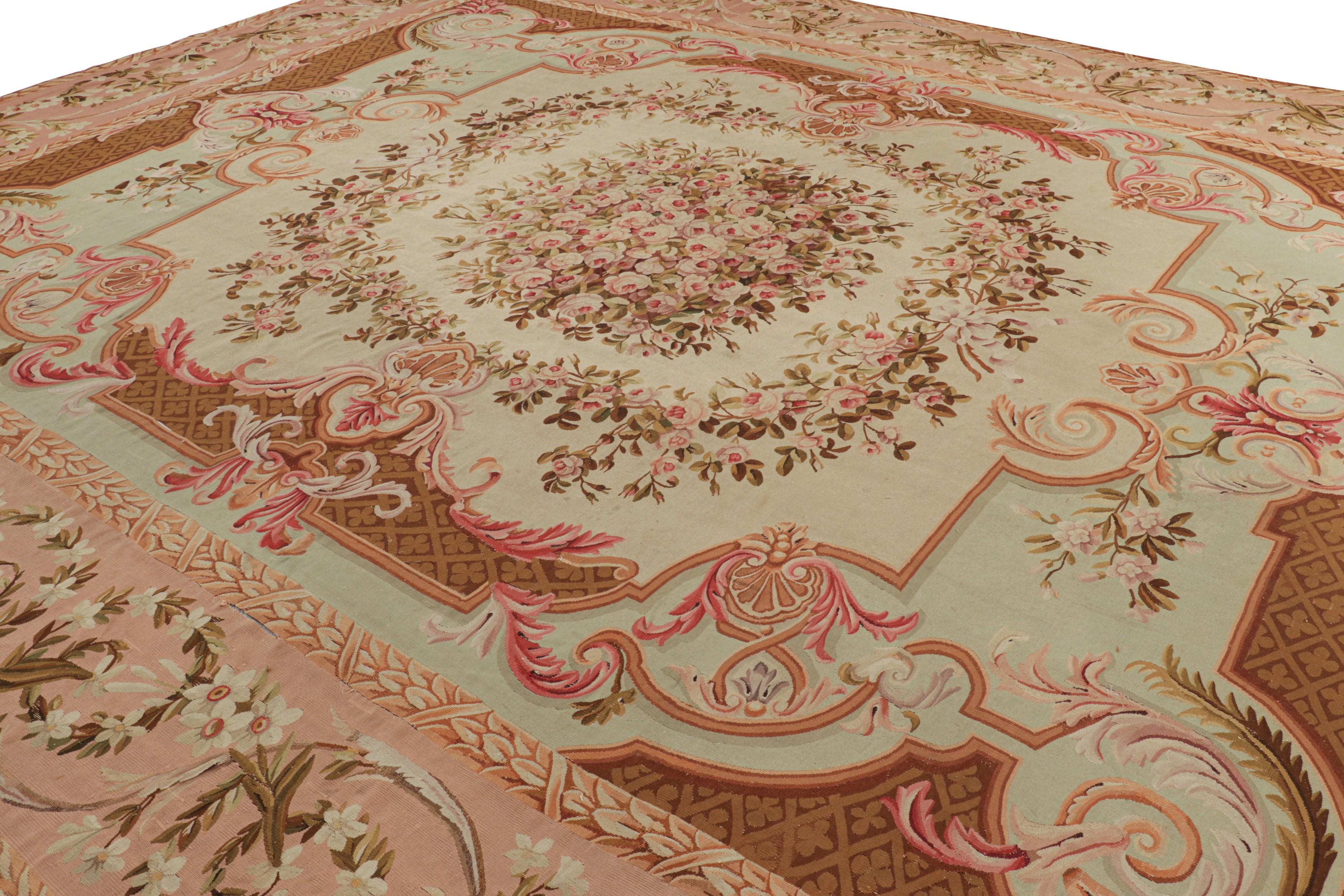 Dieser antike Aubusson-Teppich im Format 14x17 ist ein seltenes Exemplar aus der europäischen Teppichkollektion von Rug & Kilim - ein prächtiger Palastteppich, der den neoklassischen Stil wieder aufgreift. Er ist aus Wolle handgewebt und stammt aus