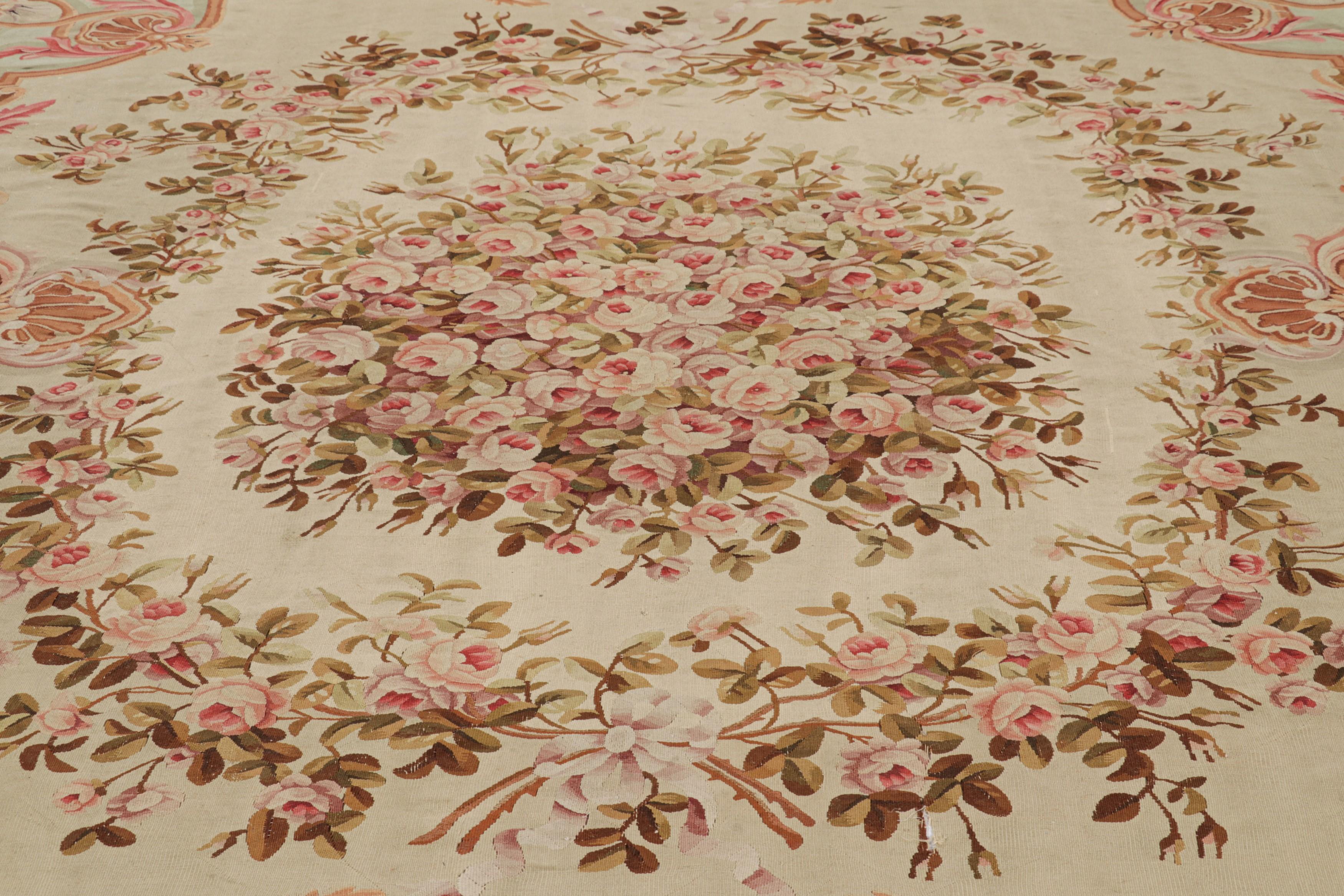 Übergroßer antiker Aubusson-Teppich, florales Medaillon in Creme und Rosa - Rug & Kilim (Bessarabisch) im Angebot