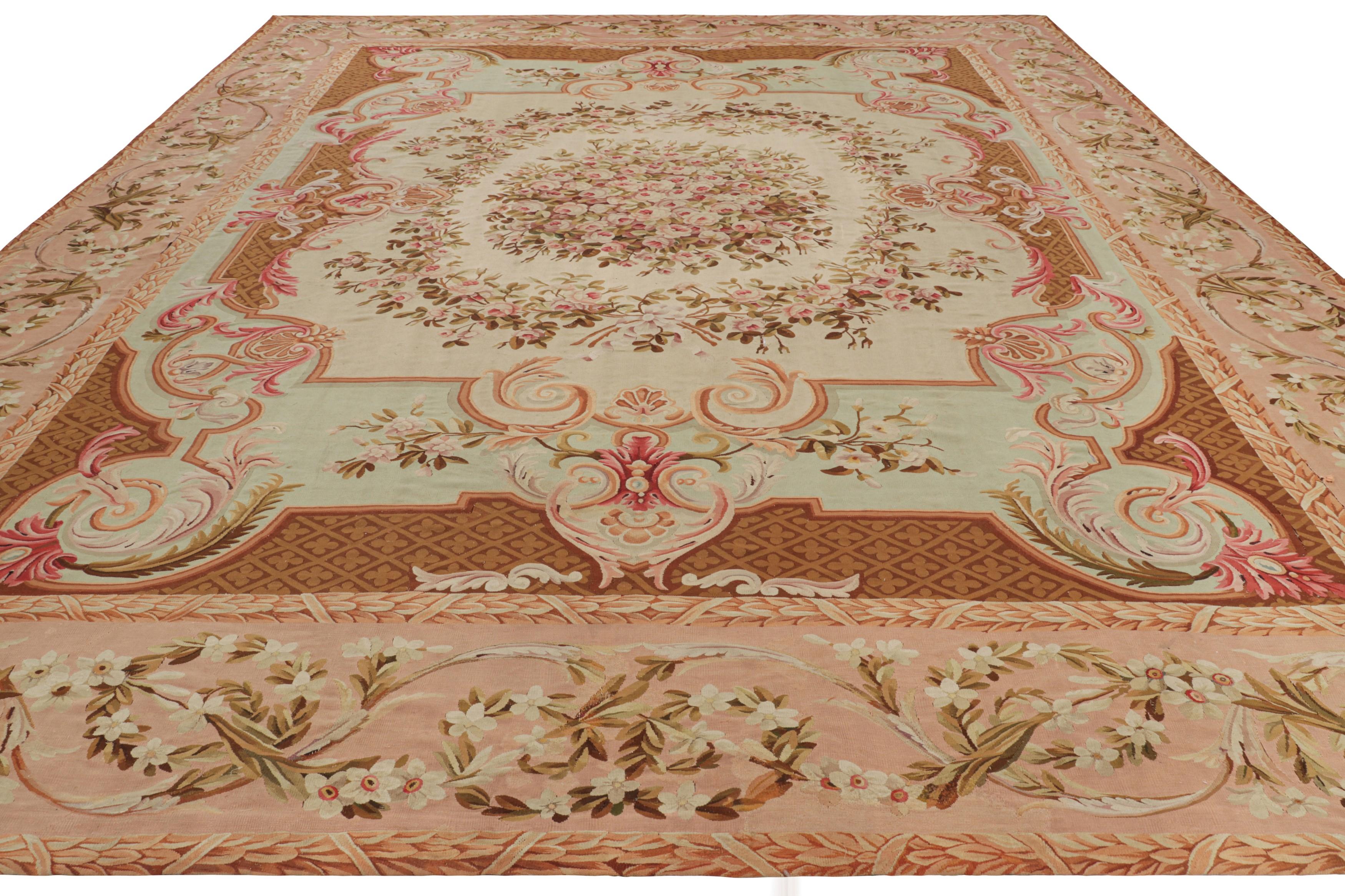 Übergroßer antiker Aubusson-Teppich, florales Medaillon in Creme und Rosa - Rug & Kilim (Französisch) im Angebot